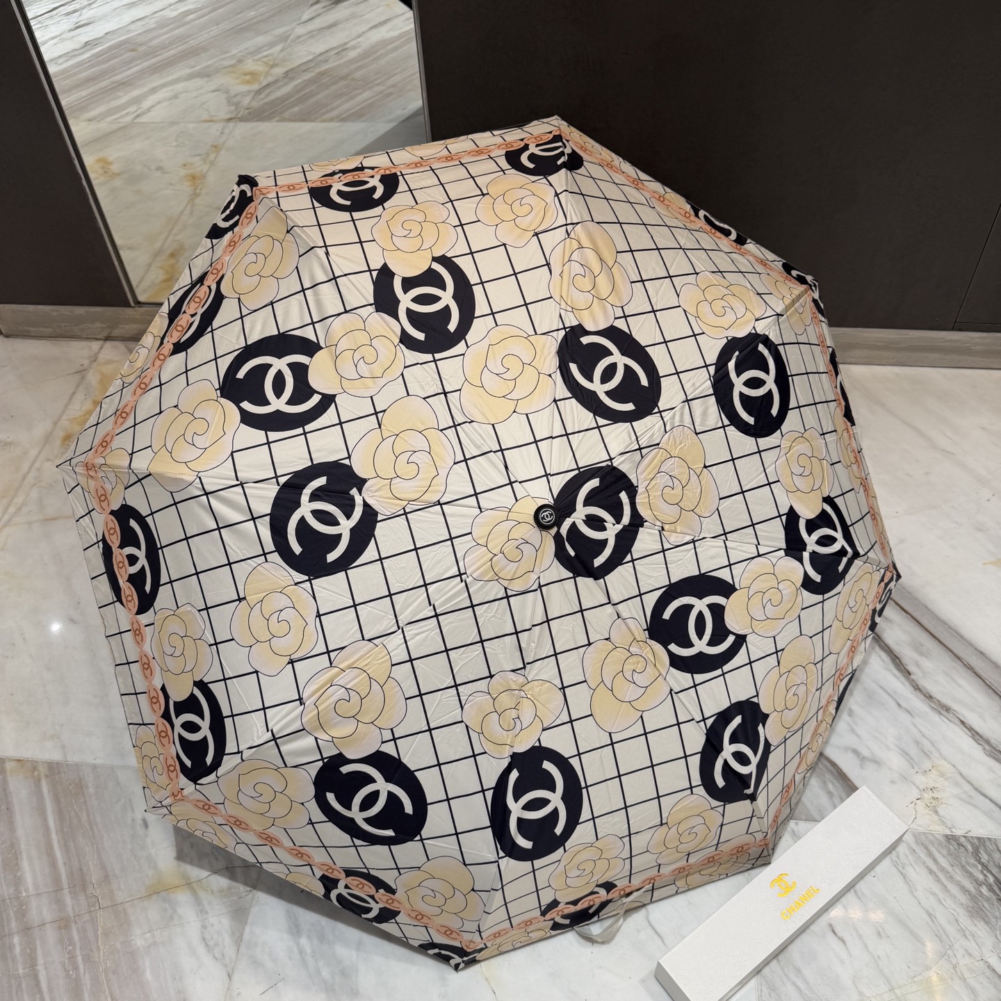 CHANEL（香奈儿）新款三折自动折叠晴雨伞 做工精细 气质 时尚 炒鸡好看！防紫外线 人手必备 ！