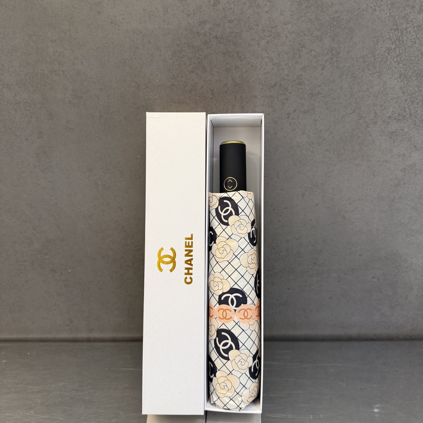 CHANEL（香奈儿）新款三折自动折叠晴雨伞 做工精细 气质 时尚 炒鸡好看！防紫外线 人手必备 ！