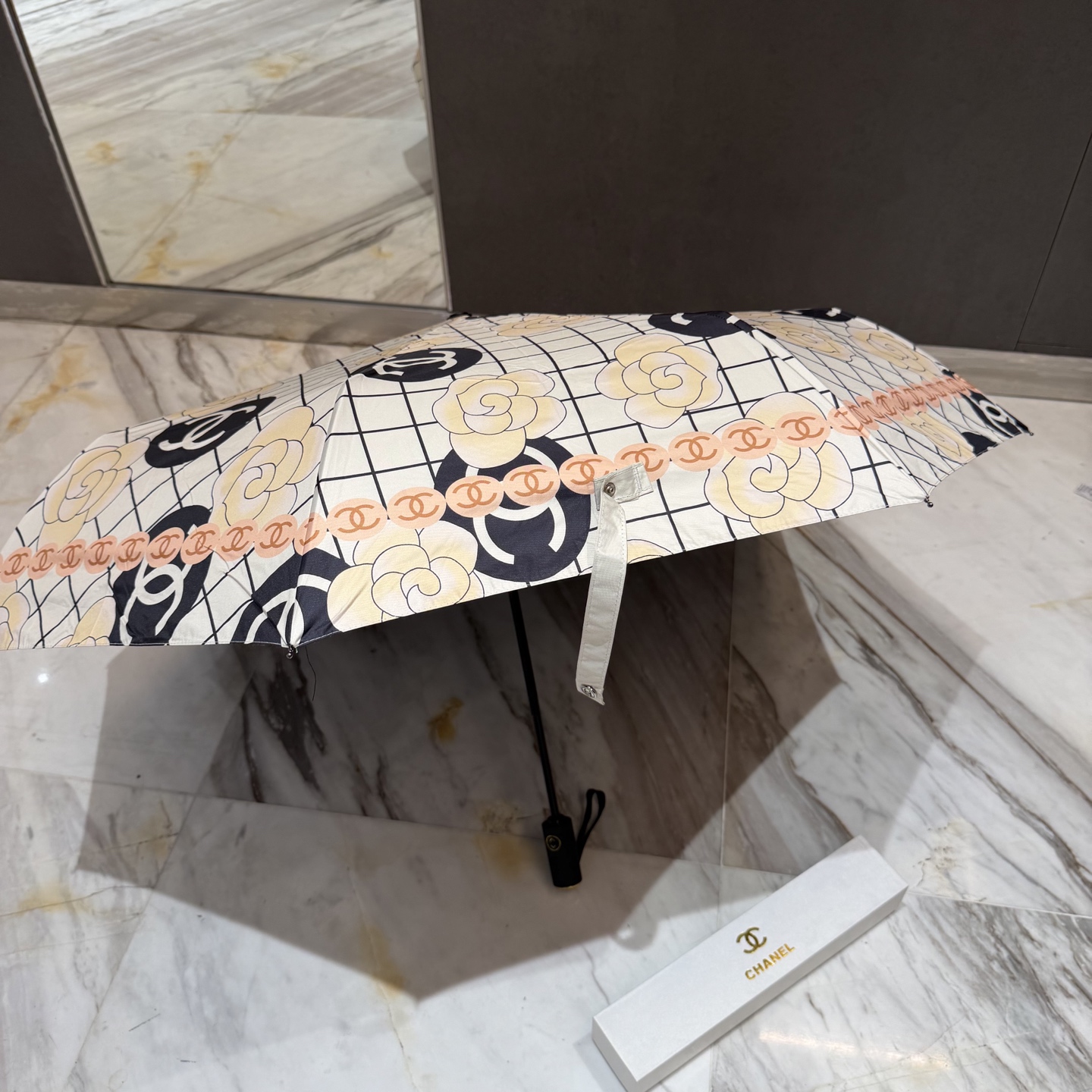 CHANEL（香奈儿）新款三折自动折叠晴雨伞 做工精细 气质 时尚 炒鸡好看！防紫外线 人手必备 ！