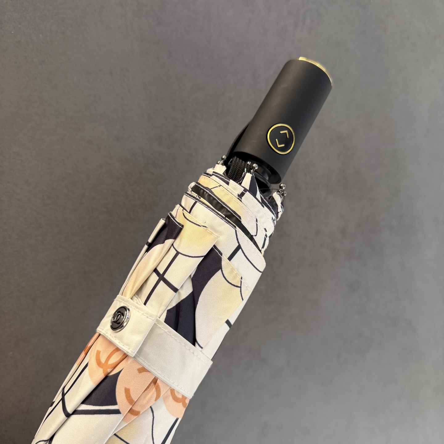CHANEL（香奈儿）新款三折自动折叠晴雨伞 做工精细 气质 时尚 炒鸡好看！防紫外线 人手必备 ！