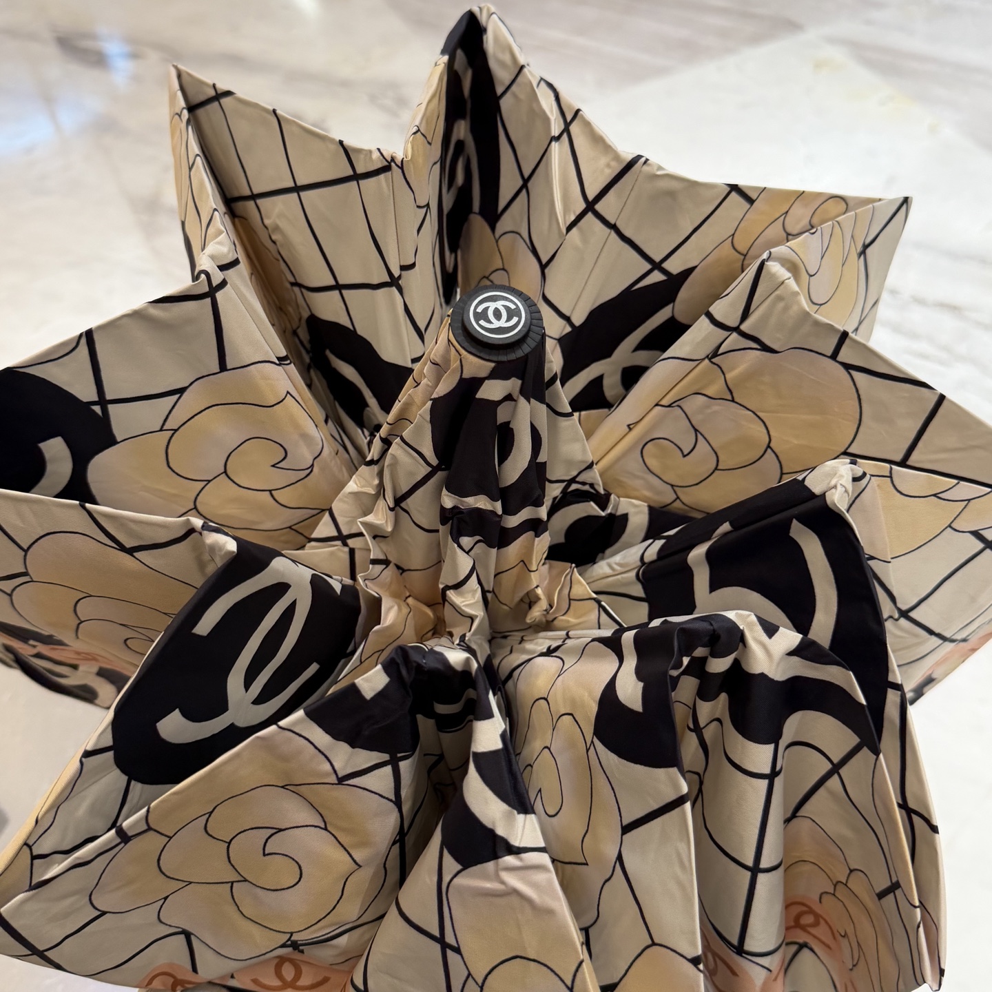 CHANEL（香奈儿）新款三折自动折叠晴雨伞 做工精细 气质 时尚 炒鸡好看！防紫外线 人手必备 ！