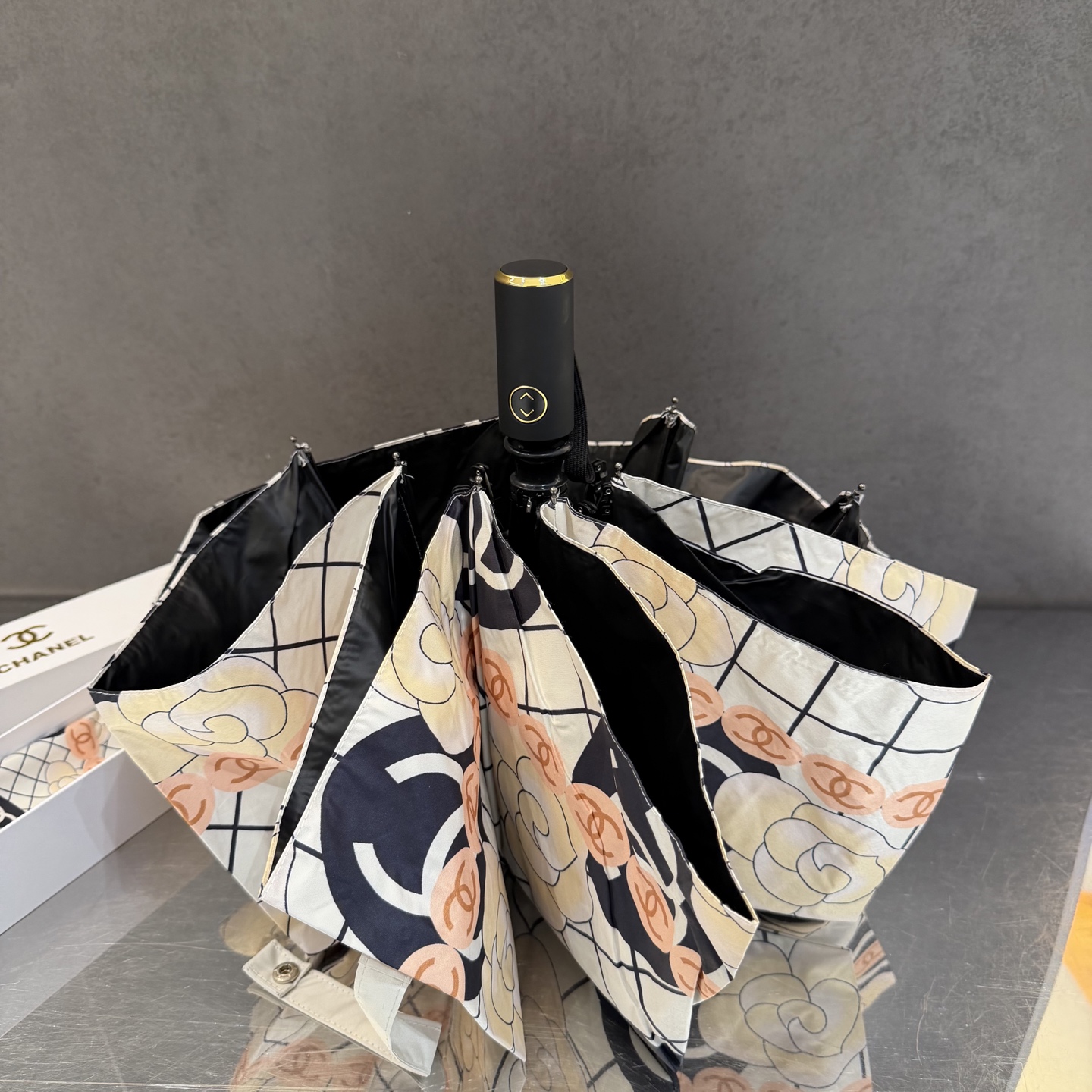 CHANEL（香奈儿）新款三折自动折叠晴雨伞 做工精细 气质 时尚 炒鸡好看！防紫外线 人手必备 ！