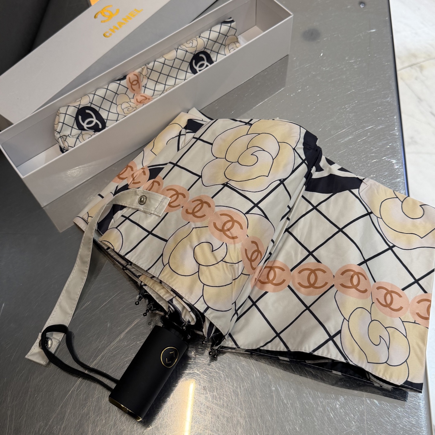 CHANEL（香奈儿）新款三折自动折叠晴雨伞 做工精细 气质 时尚 炒鸡好看！防紫外线 人手必备 ！