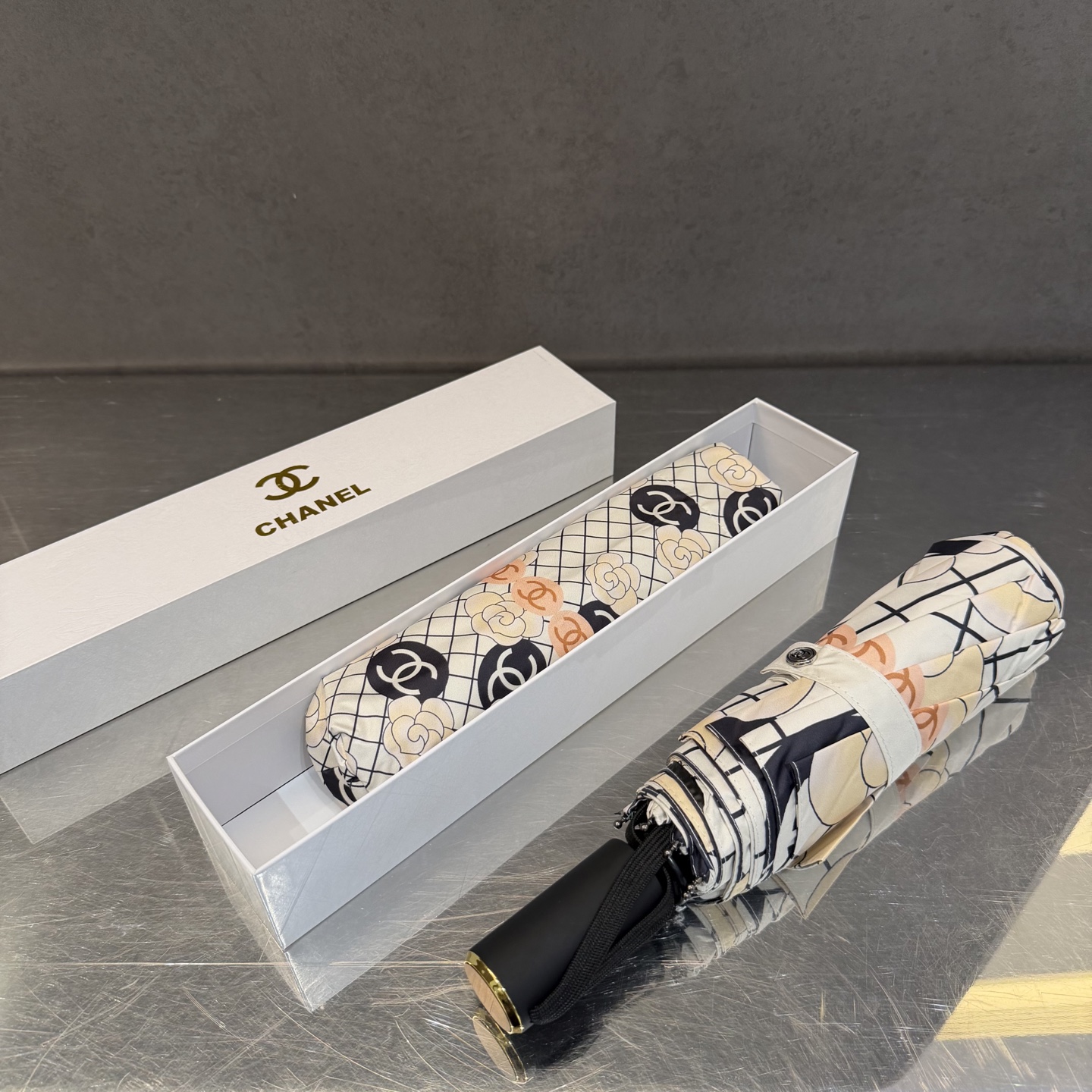 CHANEL（香奈儿）新款三折自动折叠晴雨伞 做工精细 气质 时尚 炒鸡好看！防紫外线 人手必备 ！