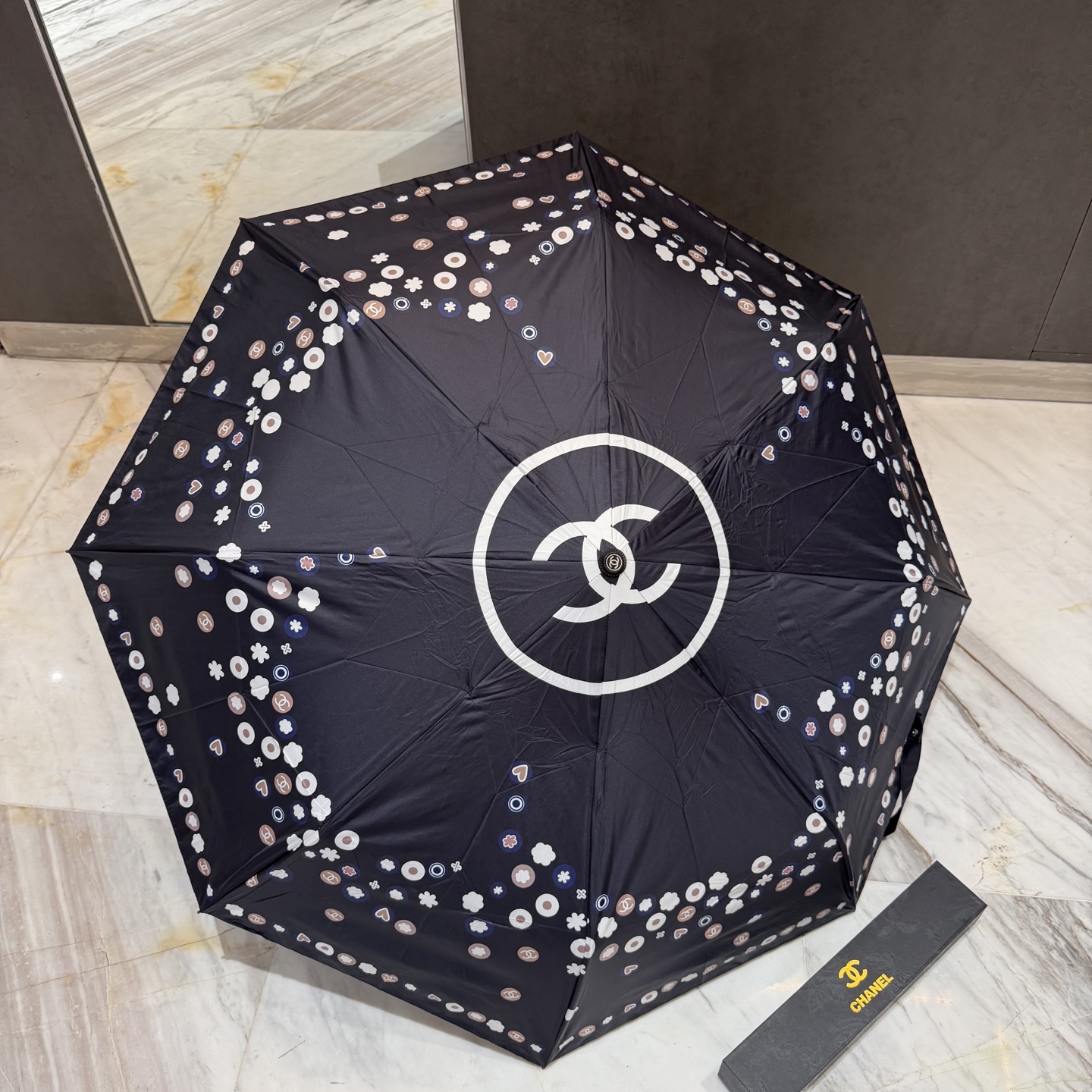 CHANEL（香奈儿）新款三折自动折叠晴雨伞 做工精细 气质 时尚 炒鸡好看！防紫外线 人手必备 ！