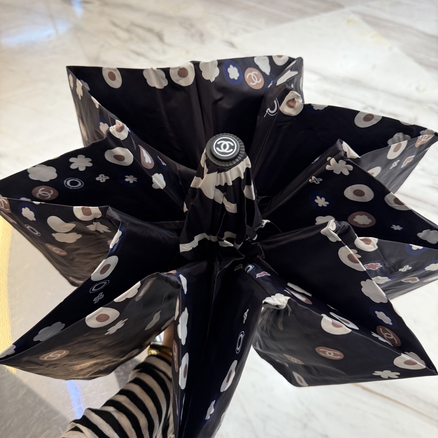 CHANEL（香奈儿）新款三折自动折叠晴雨伞 做工精细 气质 时尚 炒鸡好看！防紫外线 人手必备 ！