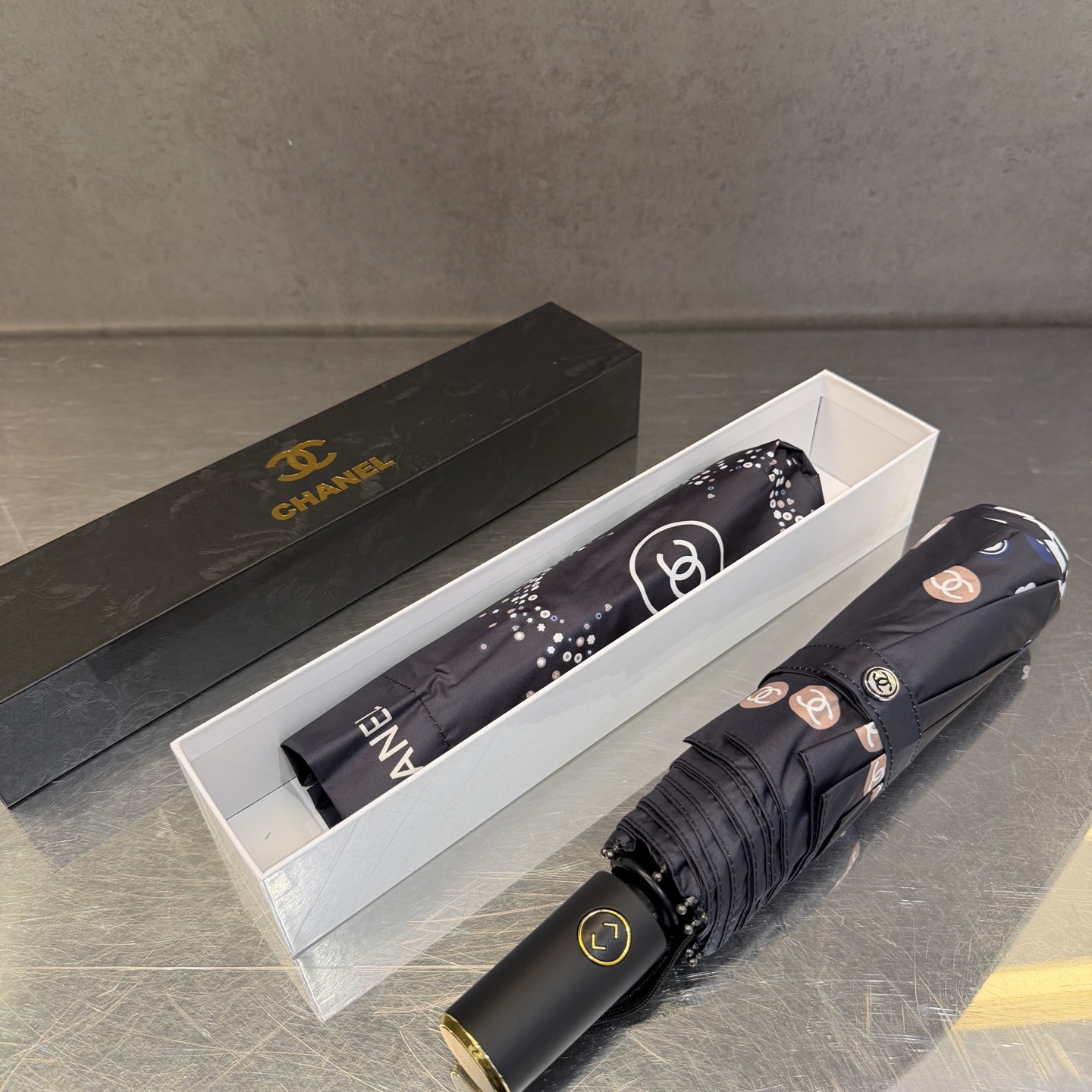 CHANEL（香奈儿）新款三折自动折叠晴雨伞 做工精细 气质 时尚 炒鸡好看！防紫外线 人手必备 ！