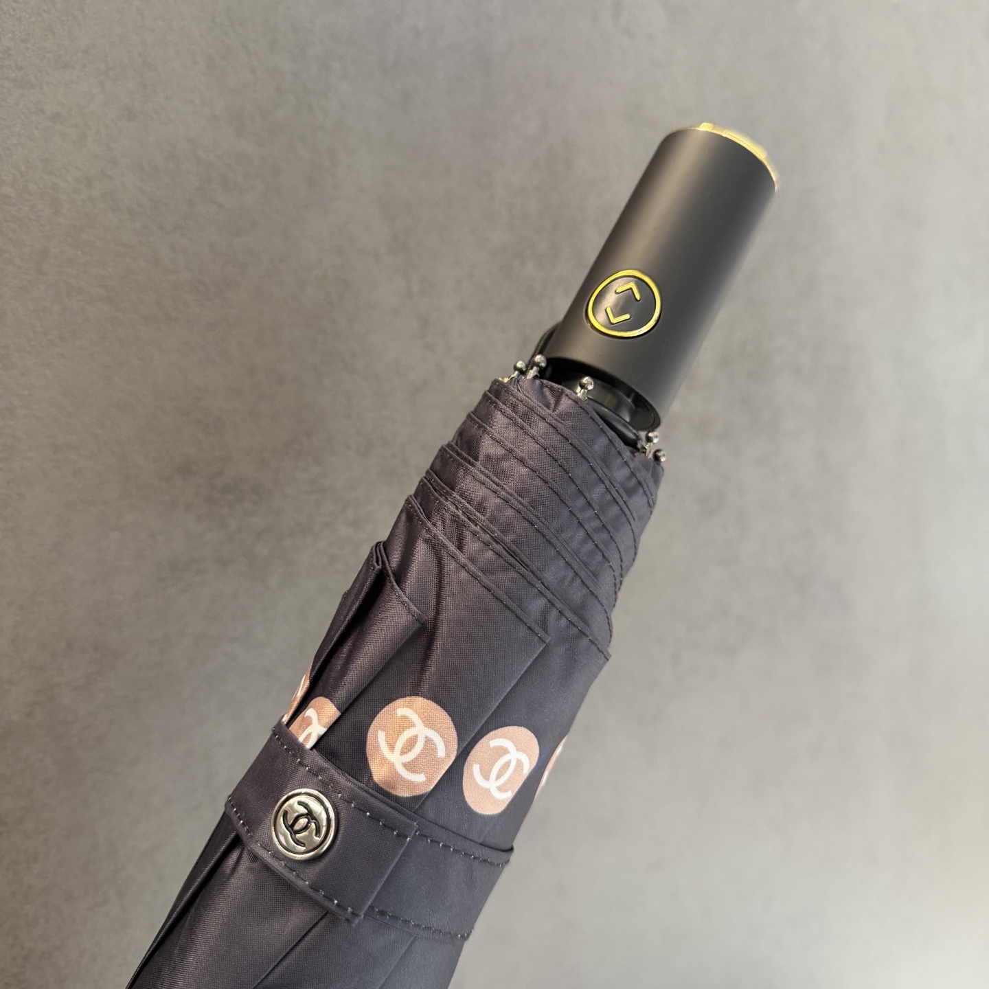 CHANEL（香奈儿）新款三折自动折叠晴雨伞 做工精细 气质 时尚 炒鸡好看！防紫外线 人手必备 ！