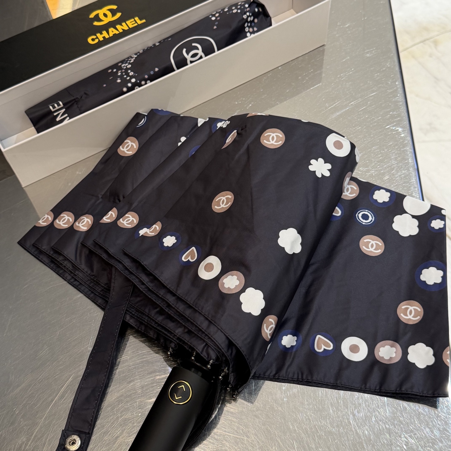 CHANEL（香奈儿）新款三折自动折叠晴雨伞 做工精细 气质 时尚 炒鸡好看！防紫外线 人手必备 ！