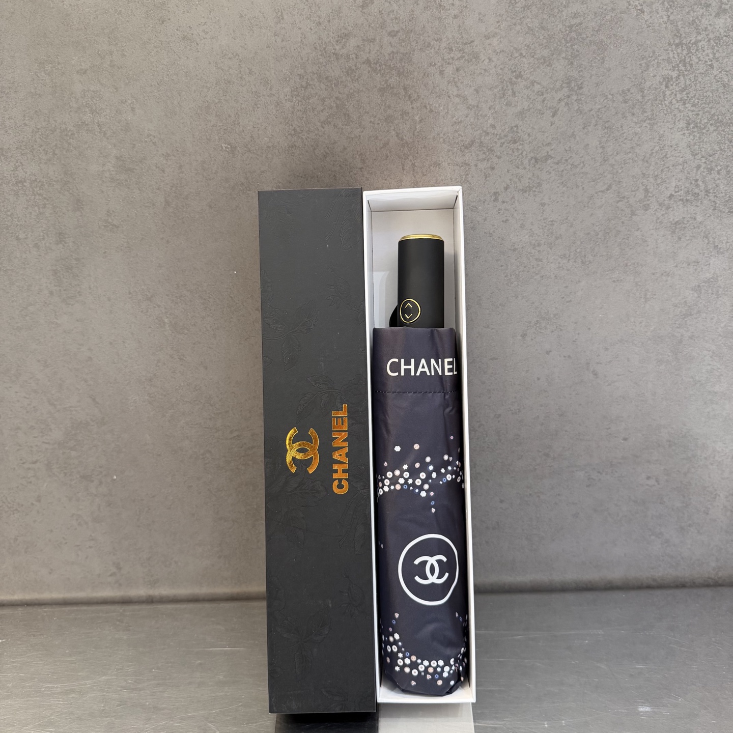 CHANEL（香奈儿）新款三折自动折叠晴雨伞 做工精细 气质 时尚 炒鸡好看！防紫外线 人手必备 ！