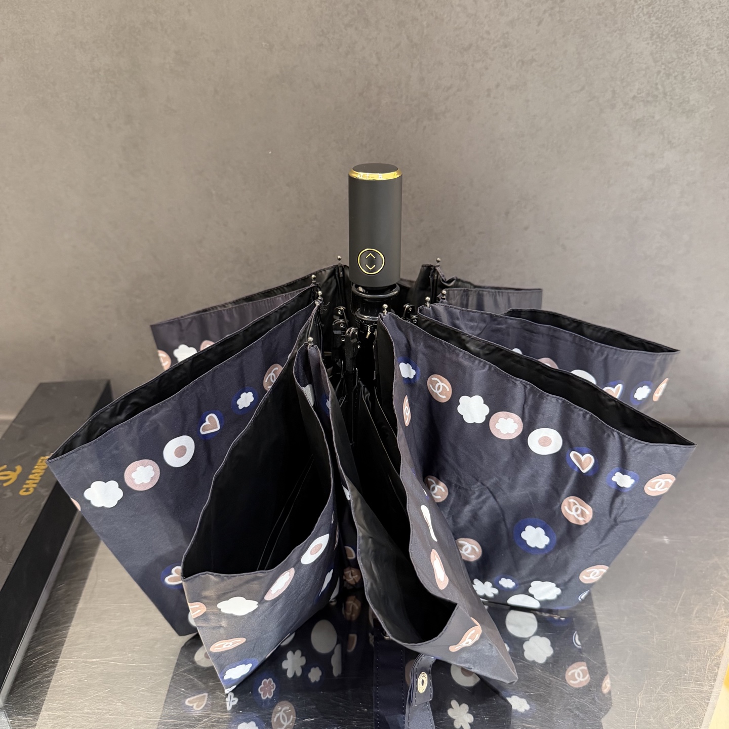 CHANEL（香奈儿）新款三折自动折叠晴雨伞 做工精细 气质 时尚 炒鸡好看！防紫外线 人手必备 ！