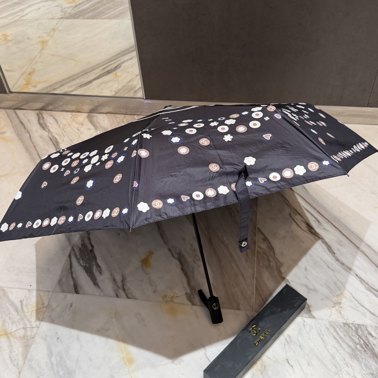 CHANEL（香奈儿）新款三折自动折叠晴雨伞 做工精细 气质 时尚 炒鸡好看！防紫外线 人手必备 ！