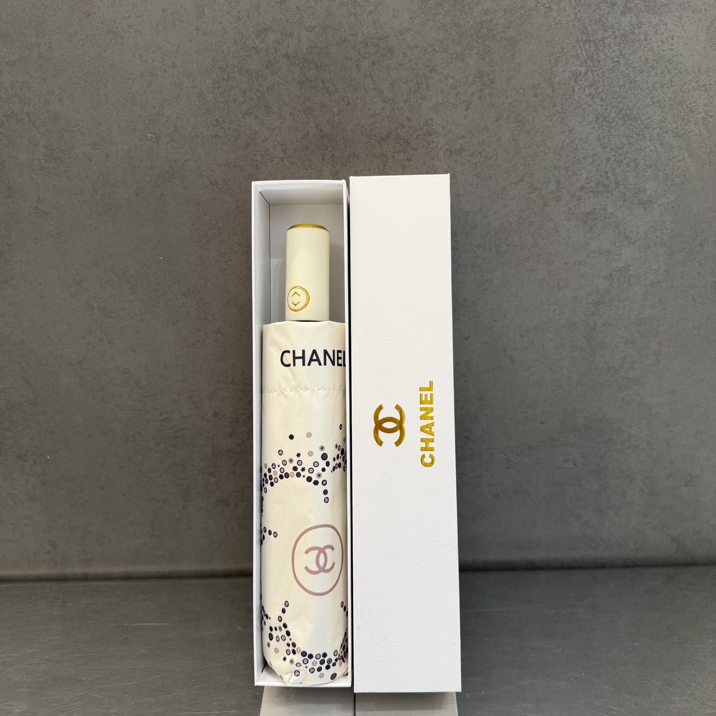 CHANEL（香奈儿）新款三折自动折叠晴雨伞 做工精细 气质 时尚 炒鸡好看！防紫外线 人手必备 ！
