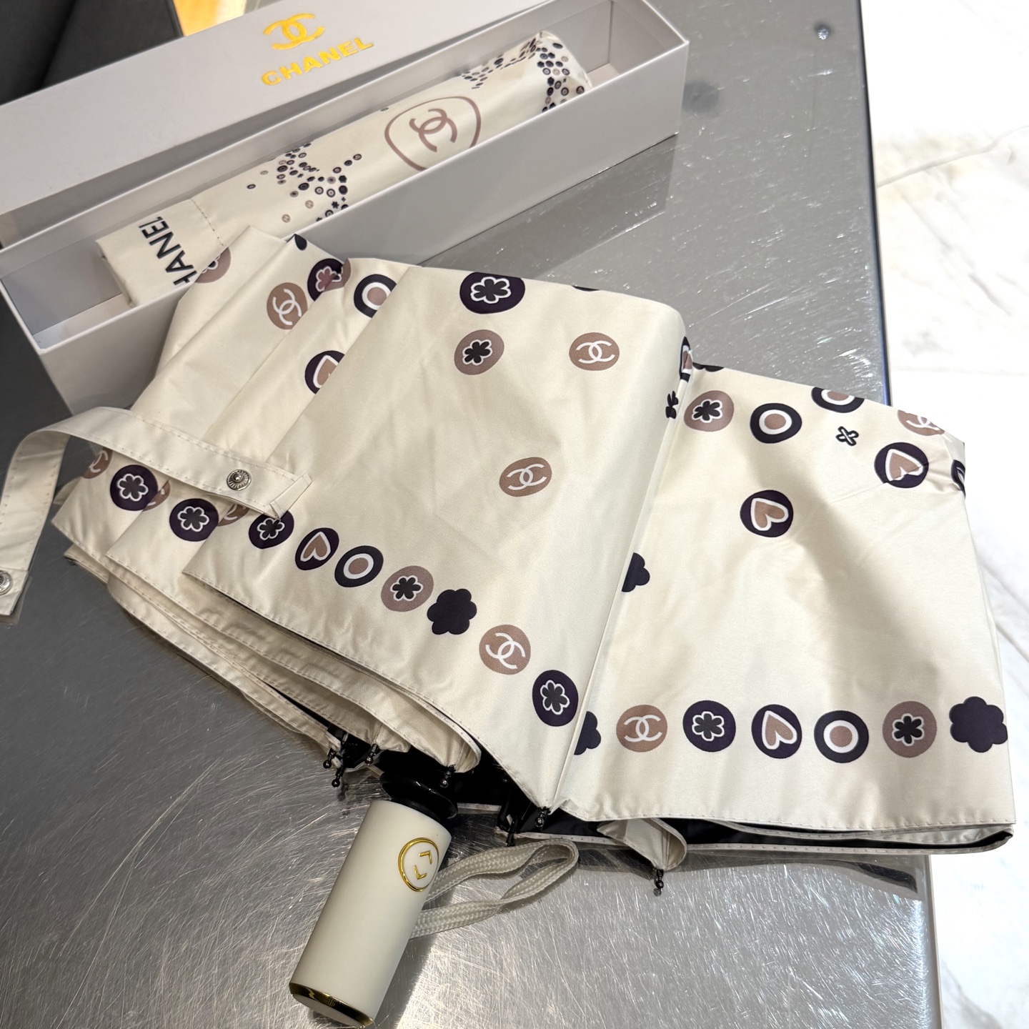 CHANEL（香奈儿）新款三折自动折叠晴雨伞 做工精细 气质 时尚 炒鸡好看！防紫外线 人手必备 ！