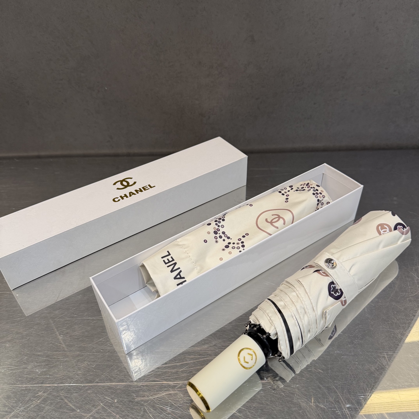 CHANEL（香奈儿）新款三折自动折叠晴雨伞 做工精细 气质 时尚 炒鸡好看！防紫外线 人手必备 ！