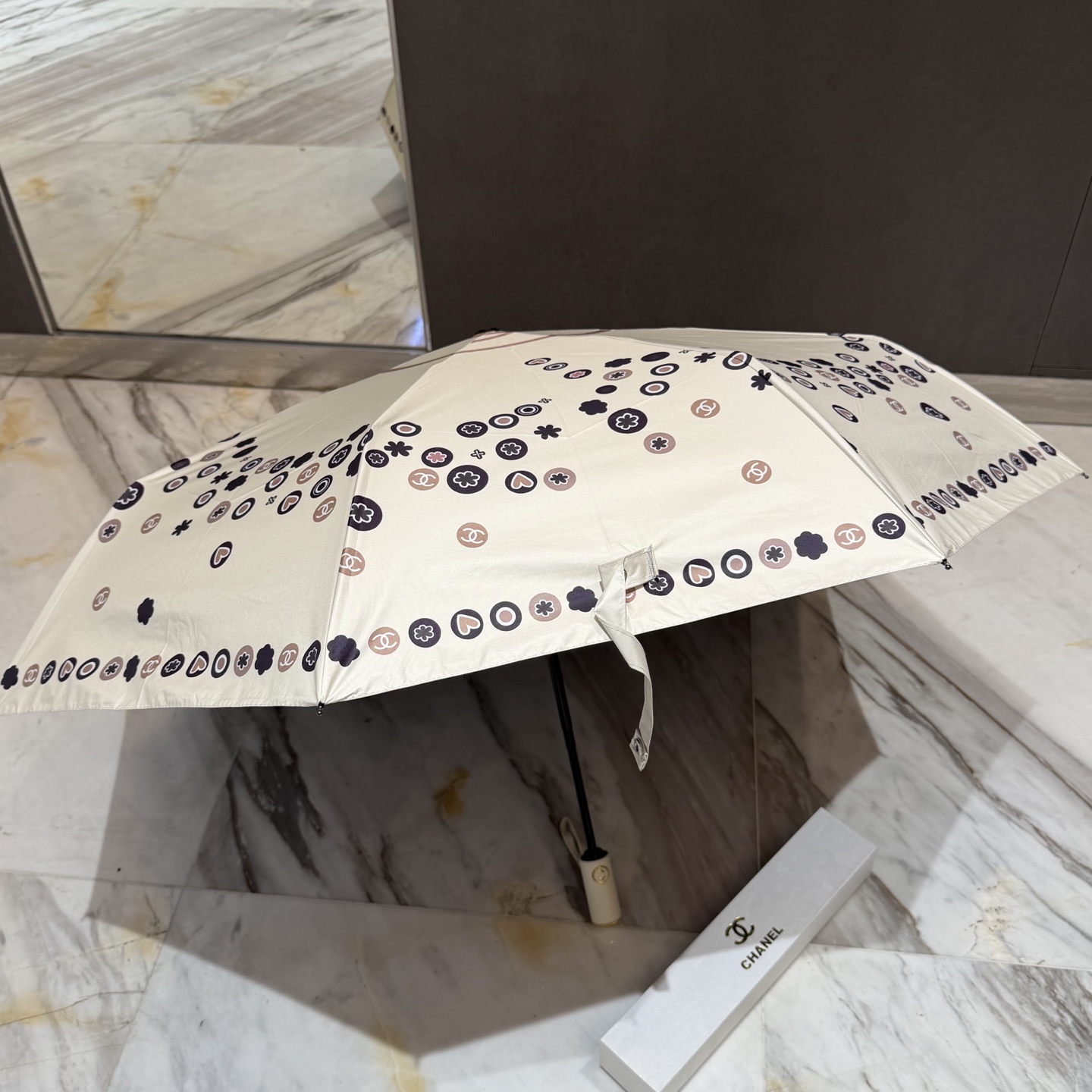 CHANEL（香奈儿）新款三折自动折叠晴雨伞 做工精细 气质 时尚 炒鸡好看！防紫外线 人手必备 ！