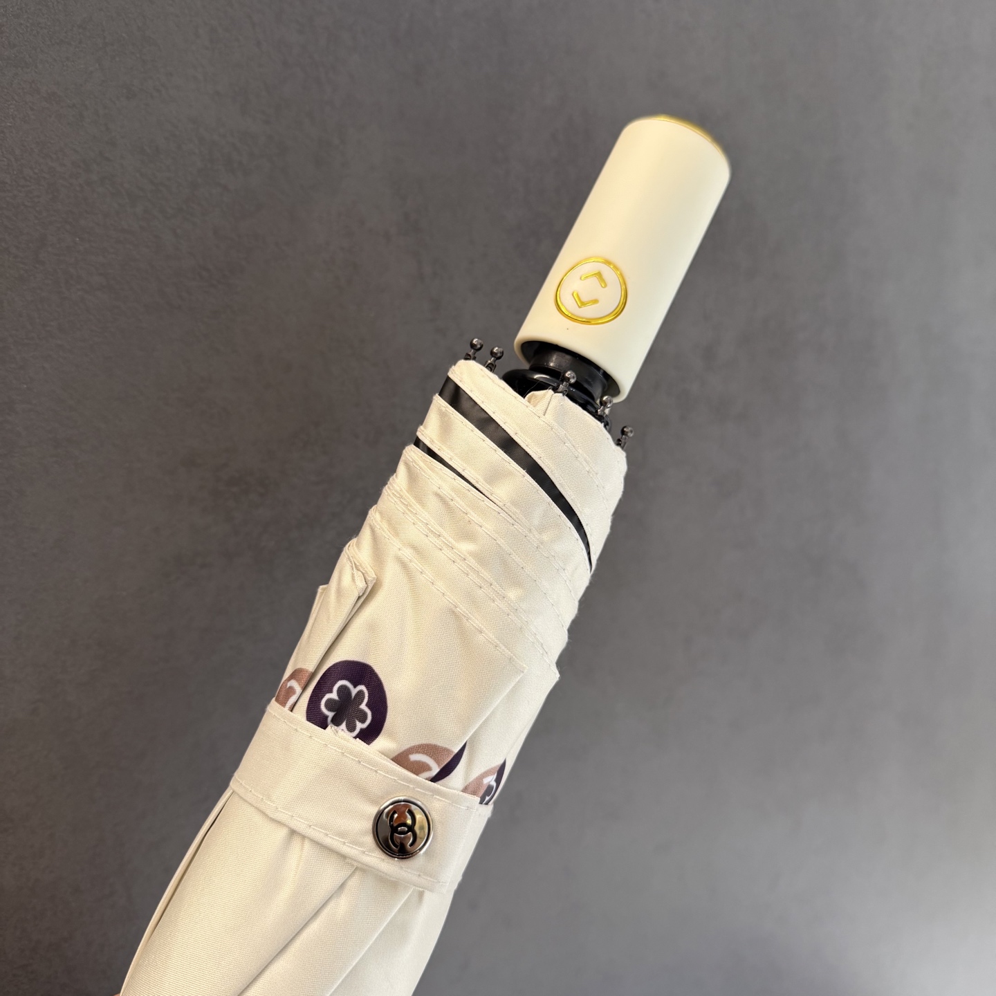 CHANEL（香奈儿）新款三折自动折叠晴雨伞 做工精细 气质 时尚 炒鸡好看！防紫外线 人手必备 ！