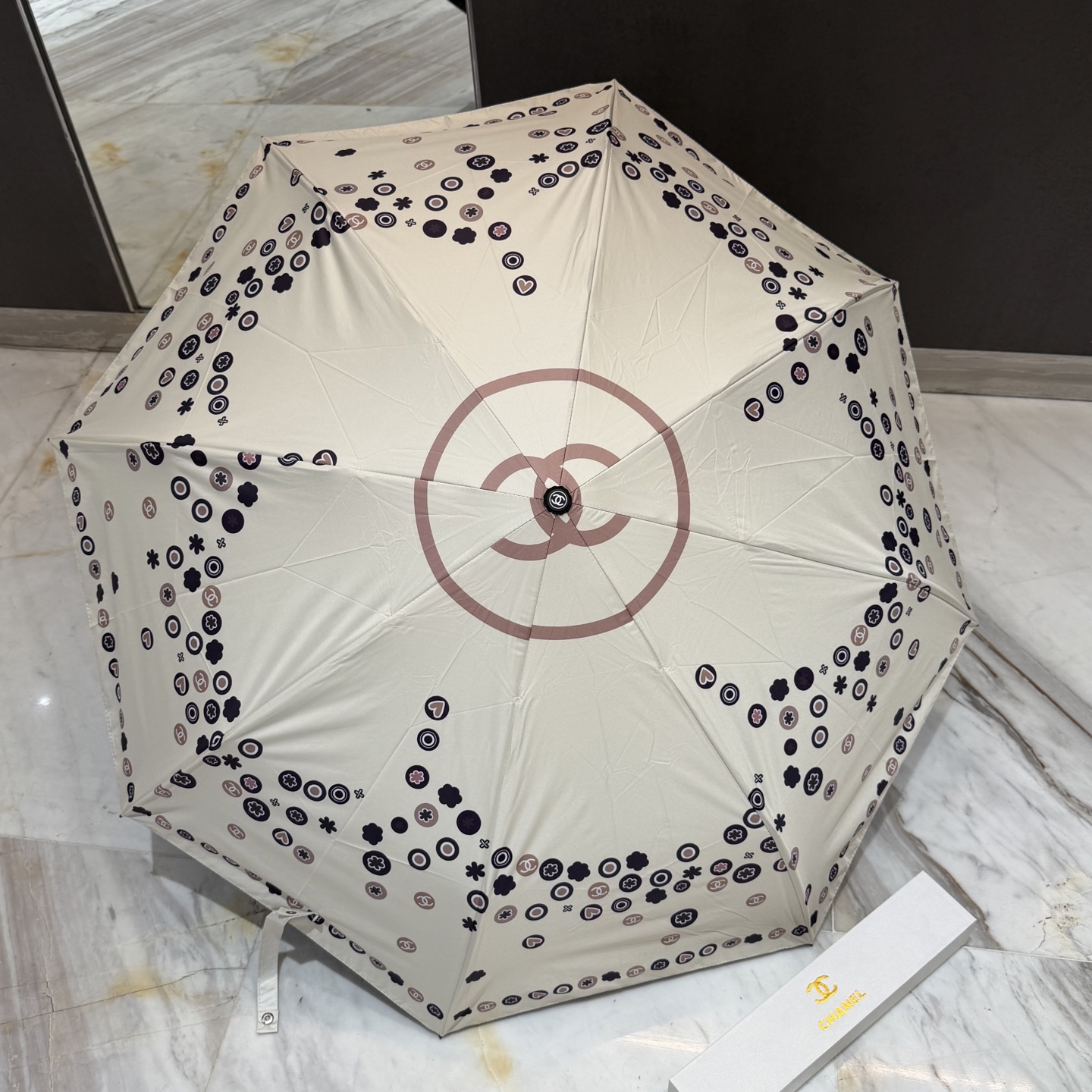 CHANEL（香奈儿）新款三折自动折叠晴雨伞 做工精细 气质 时尚 炒鸡好看！防紫外线 人手必备 ！