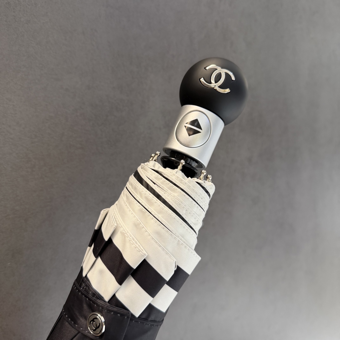 CHANEL（香奈儿）新款三折自动折叠晴雨伞 做工精细 气质 时尚 炒鸡好看！防紫外线 人手必备 ！