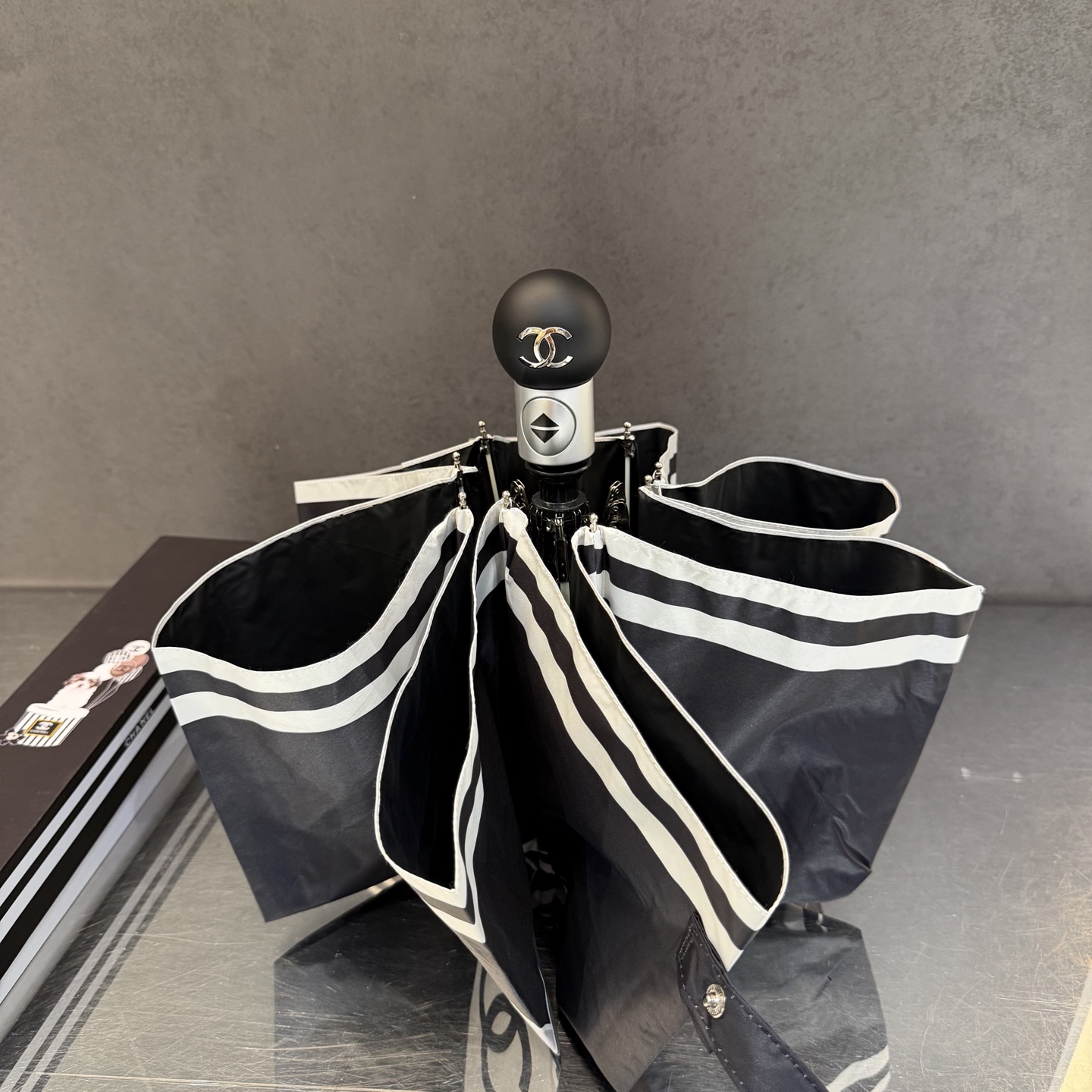 CHANEL（香奈儿）新款三折自动折叠晴雨伞 做工精细 气质 时尚 炒鸡好看！防紫外线 人手必备 ！