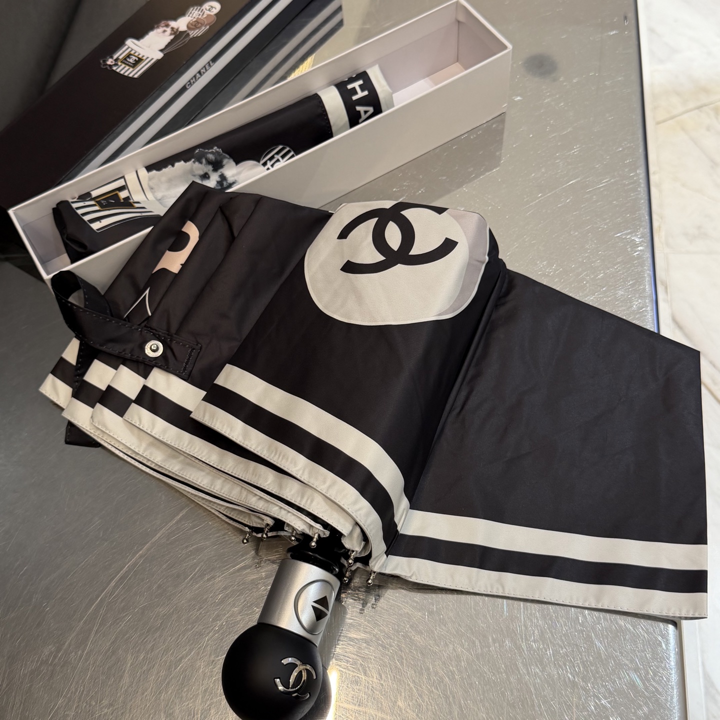 CHANEL（香奈儿）新款三折自动折叠晴雨伞 做工精细 气质 时尚 炒鸡好看！防紫外线 人手必备 ！