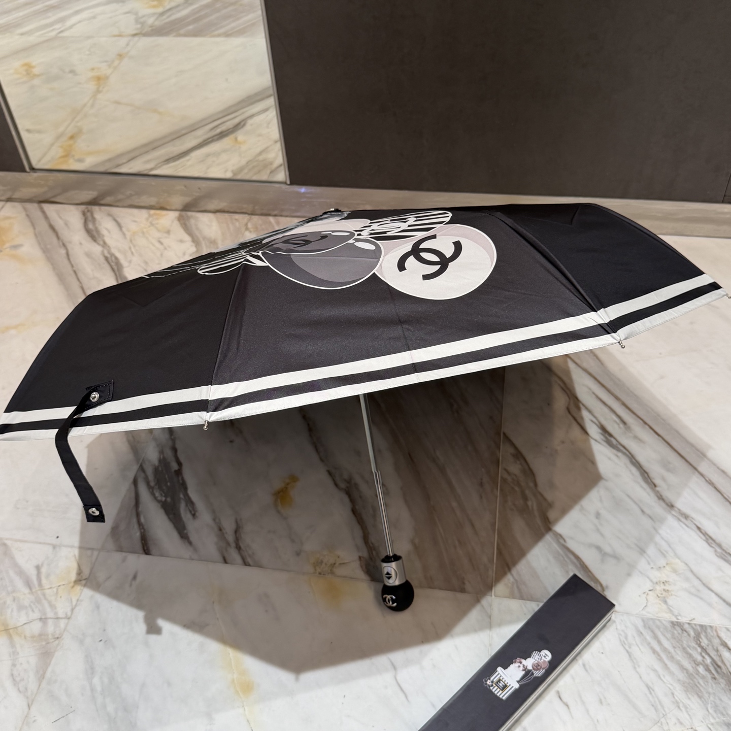 CHANEL（香奈儿）新款三折自动折叠晴雨伞 做工精细 气质 时尚 炒鸡好看！防紫外线 人手必备 ！