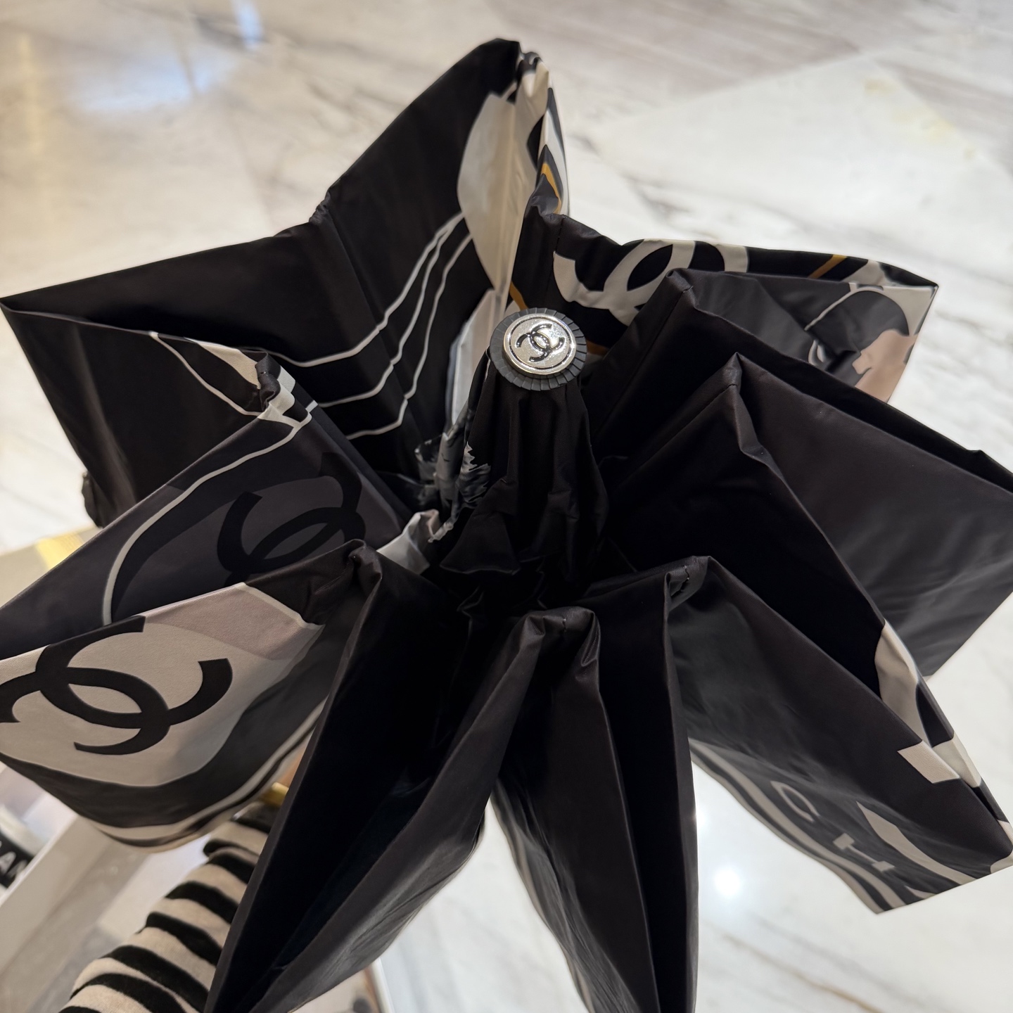 CHANEL（香奈儿）新款三折自动折叠晴雨伞 做工精细 气质 时尚 炒鸡好看！防紫外线 人手必备 ！