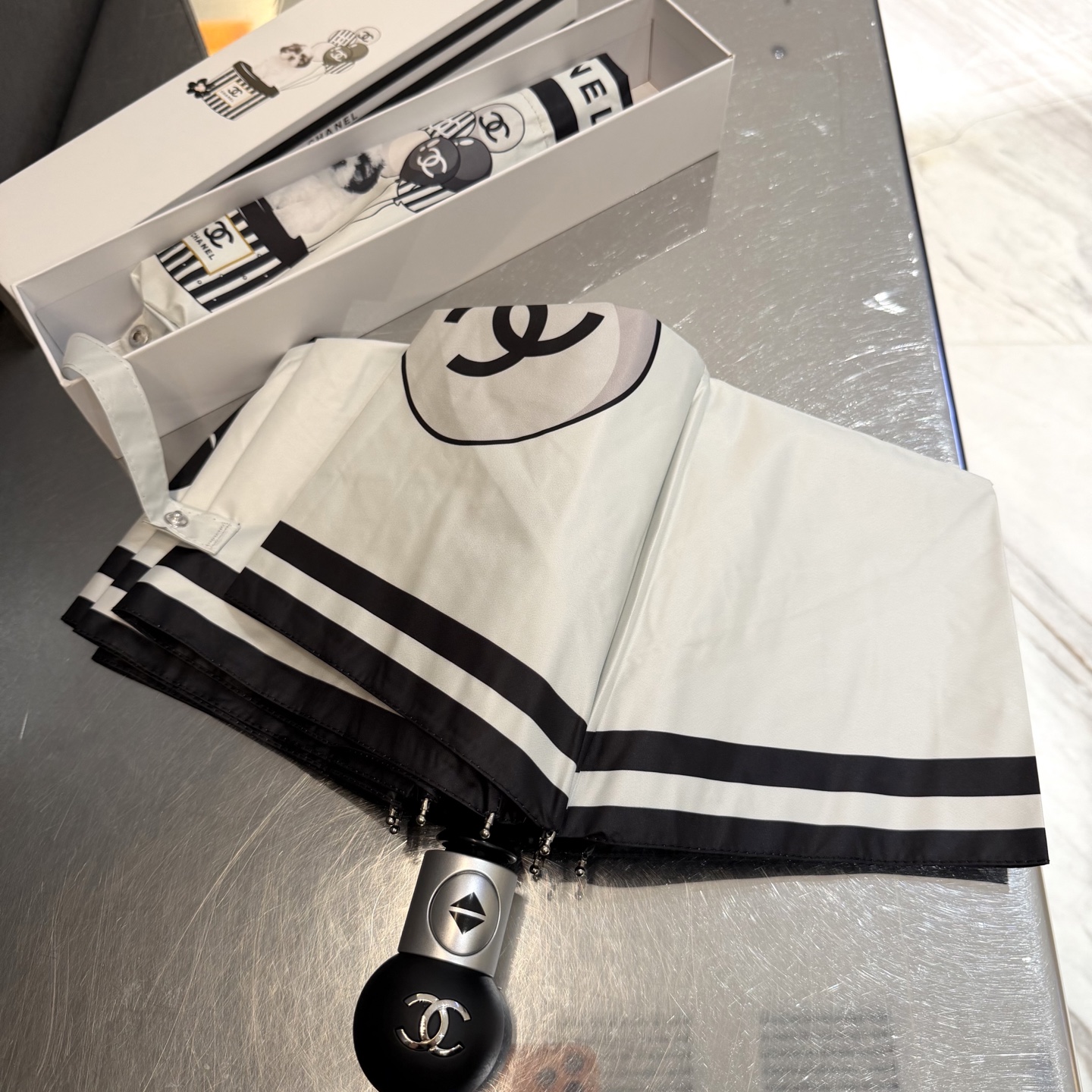 CHANEL（香奈儿）新款三折自动折叠晴雨伞 做工精细 气质 时尚 炒鸡好看！防紫外线 人手必备 ！