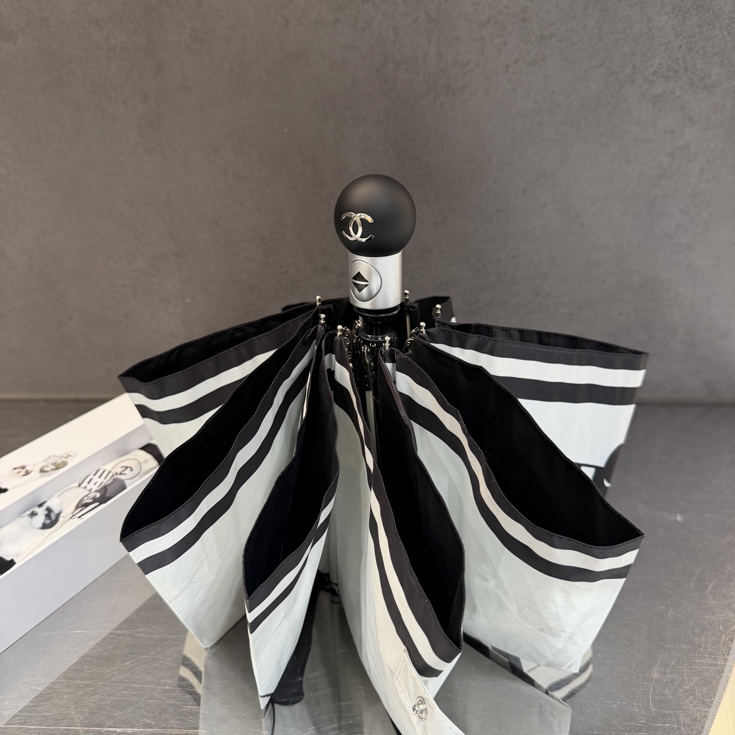 CHANEL（香奈儿）新款三折自动折叠晴雨伞 做工精细 气质 时尚 炒鸡好看！防紫外线 人手必备 ！