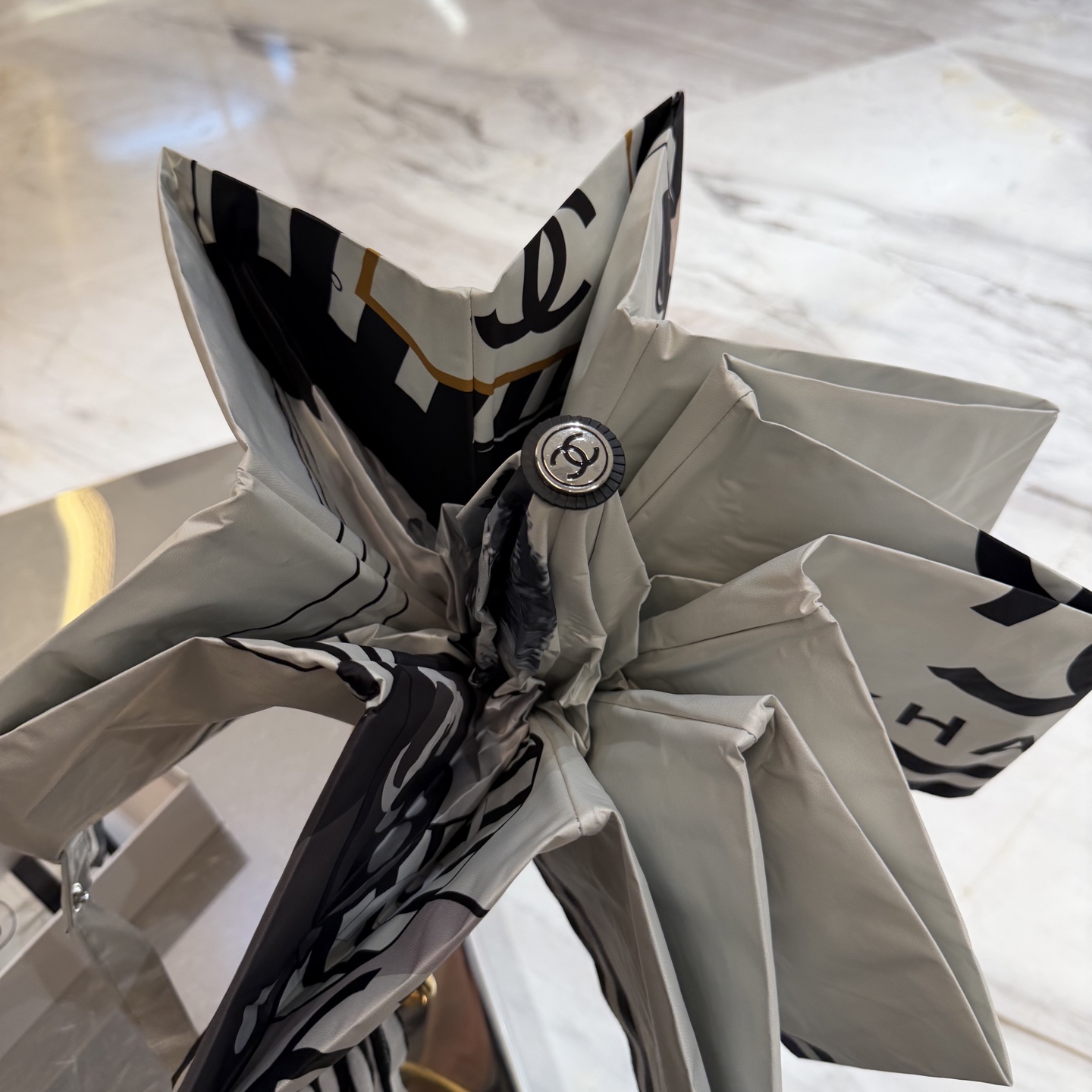 CHANEL（香奈儿）新款三折自动折叠晴雨伞 做工精细 气质 时尚 炒鸡好看！防紫外线 人手必备 ！