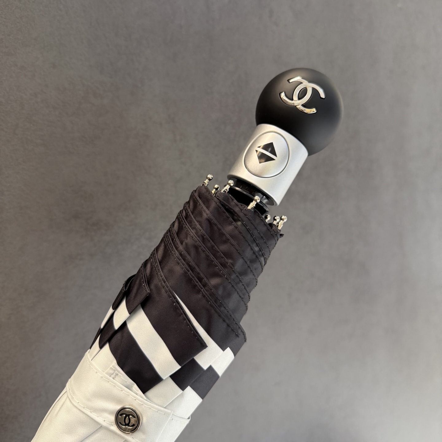 CHANEL（香奈儿）新款三折自动折叠晴雨伞 做工精细 气质 时尚 炒鸡好看！防紫外线 人手必备 ！