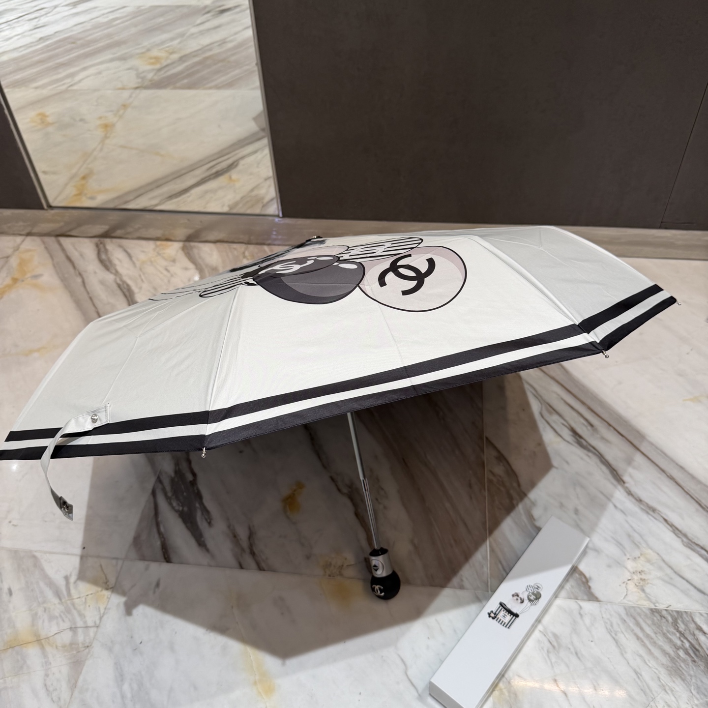 CHANEL（香奈儿）新款三折自动折叠晴雨伞 做工精细 气质 时尚 炒鸡好看！防紫外线 人手必备 ！