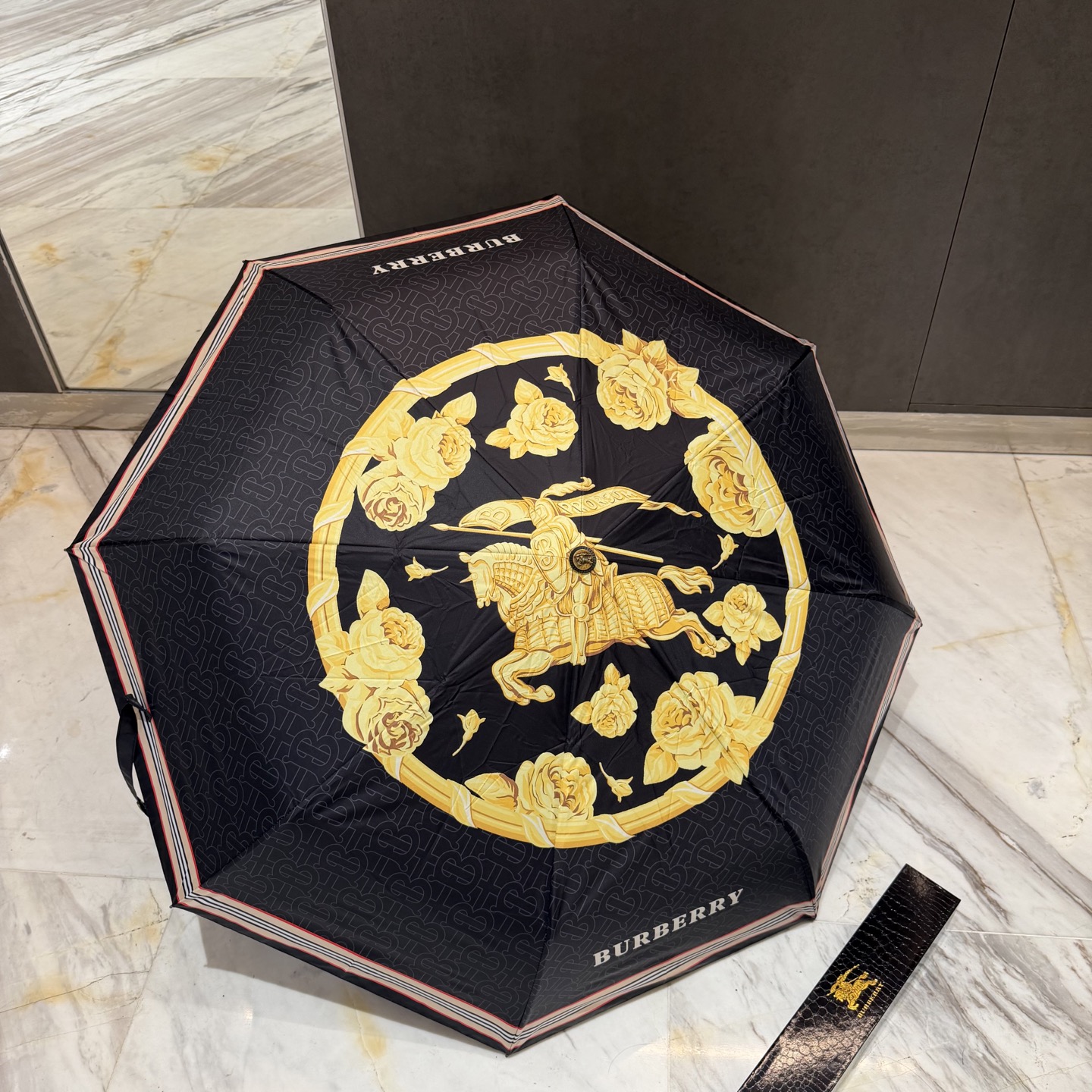 巴宝莉BURBERRY 三折防晒睛雨伞。。 2025夏季新款 全自动折叠晴雨伞 内里黑色涂层防晒有效阻隔