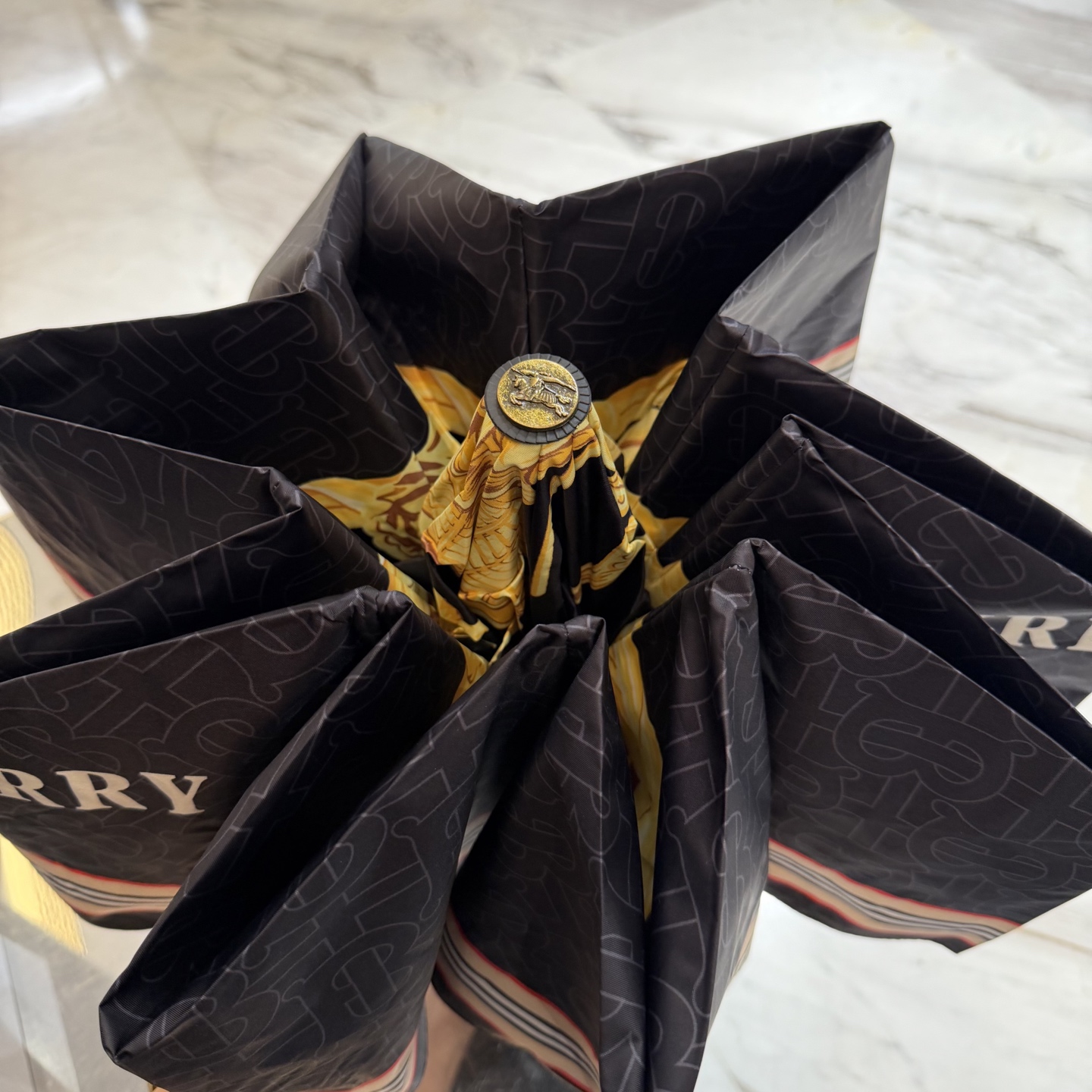 巴宝莉BURBERRY 三折防晒睛雨伞。。 2025夏季新款 全自动折叠晴雨伞 内里黑色涂层防晒有效阻隔