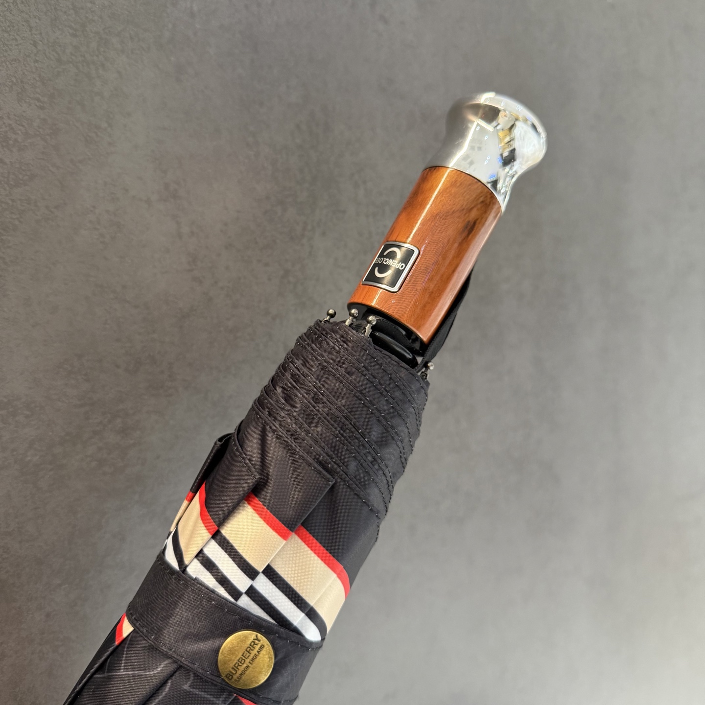 巴宝莉BURBERRY 三折防晒睛雨伞。。 2025夏季新款 全自动折叠晴雨伞 内里黑色涂层防晒有效阻隔