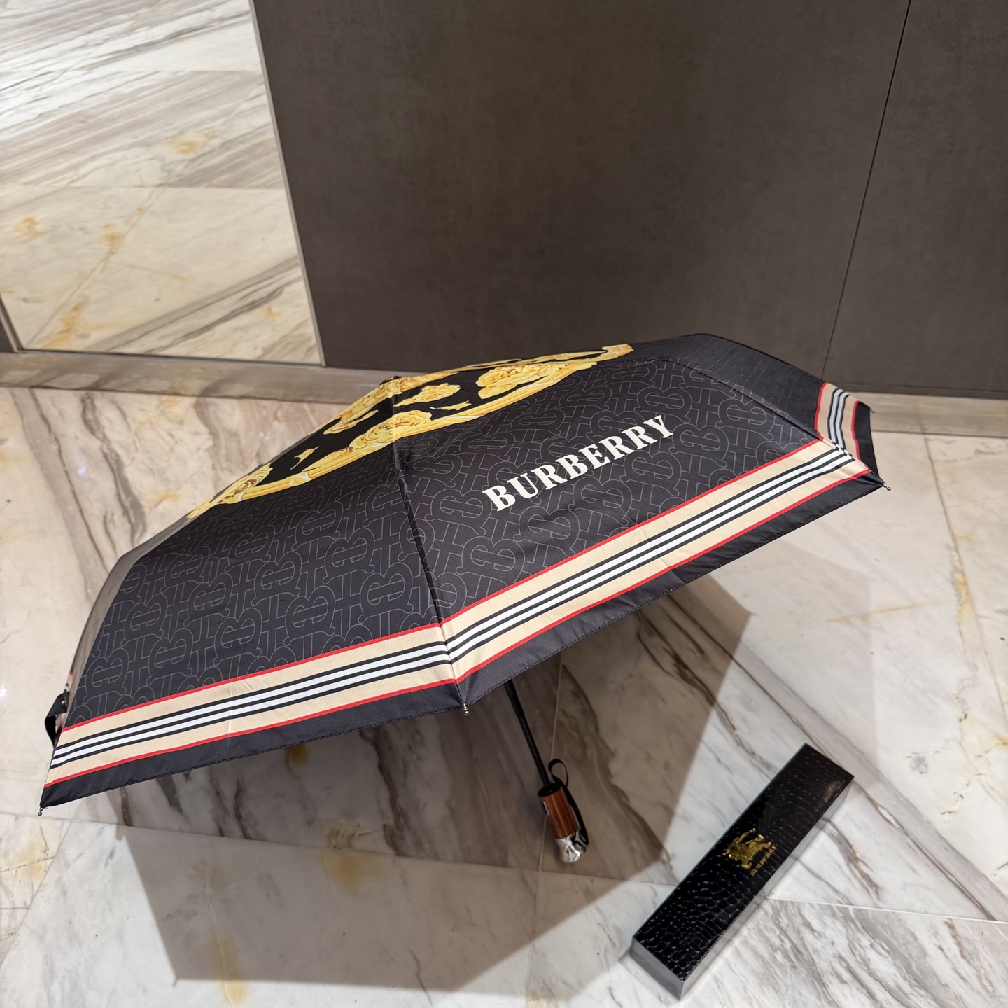 巴宝莉BURBERRY 三折防晒睛雨伞。。 2025夏季新款 全自动折叠晴雨伞 内里黑色涂层防晒有效阻隔