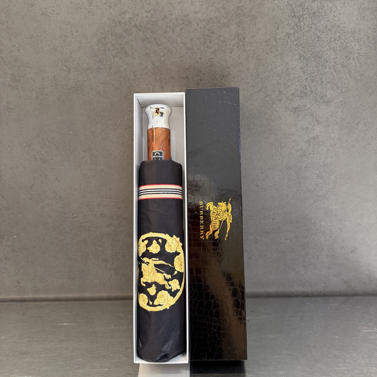 巴宝莉BURBERRY 三折防晒睛雨伞。。 2025夏季新款 全自动折叠晴雨伞 内里黑色涂层防晒有效阻隔