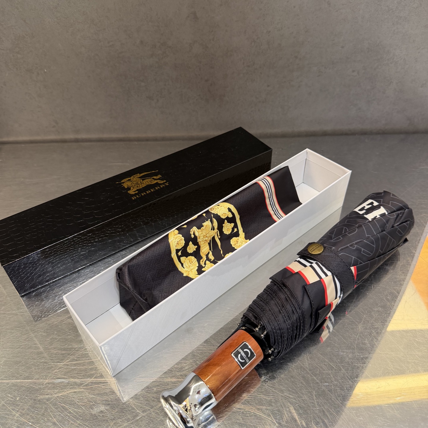 巴宝莉BURBERRY 三折防晒睛雨伞。。 2025夏季新款 全自动折叠晴雨伞 内里黑色涂层防晒有效阻隔