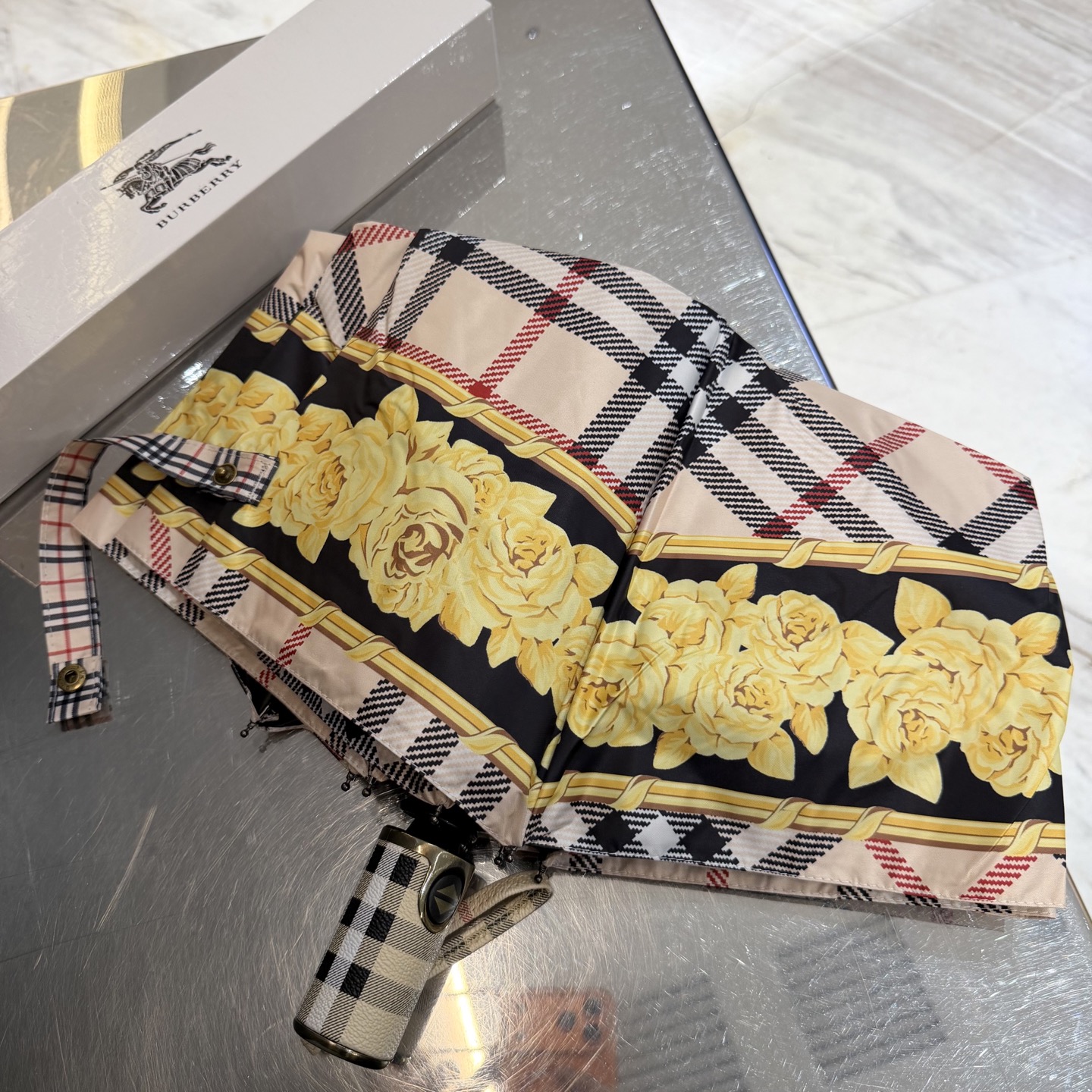 巴宝莉BURBERRY 三折防晒睛雨伞。。 2025夏季新款 全自动折叠晴雨伞 内里黑色涂层防晒有效阻隔