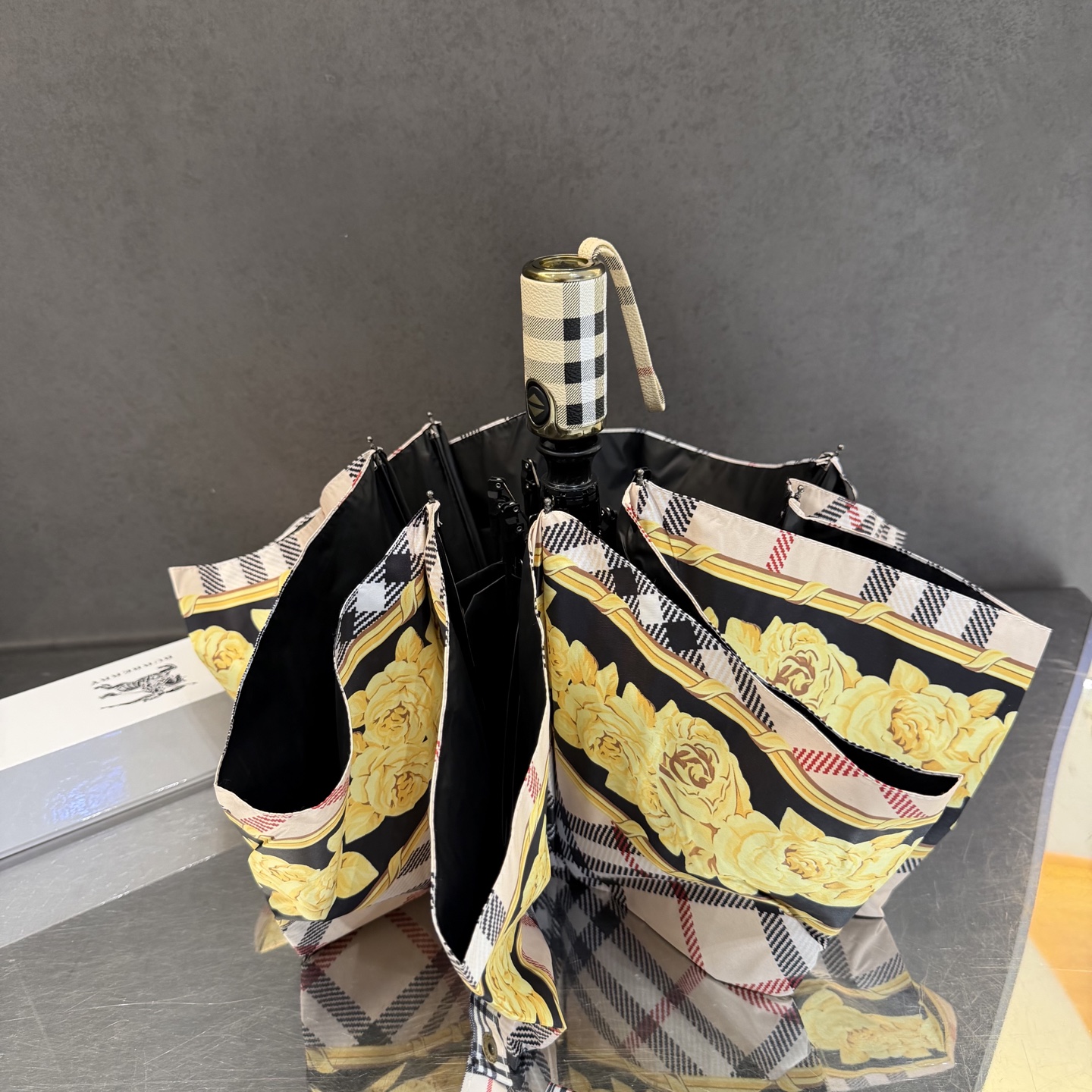 巴宝莉BURBERRY 三折防晒睛雨伞。。 2025夏季新款 全自动折叠晴雨伞 内里黑色涂层防晒有效阻隔