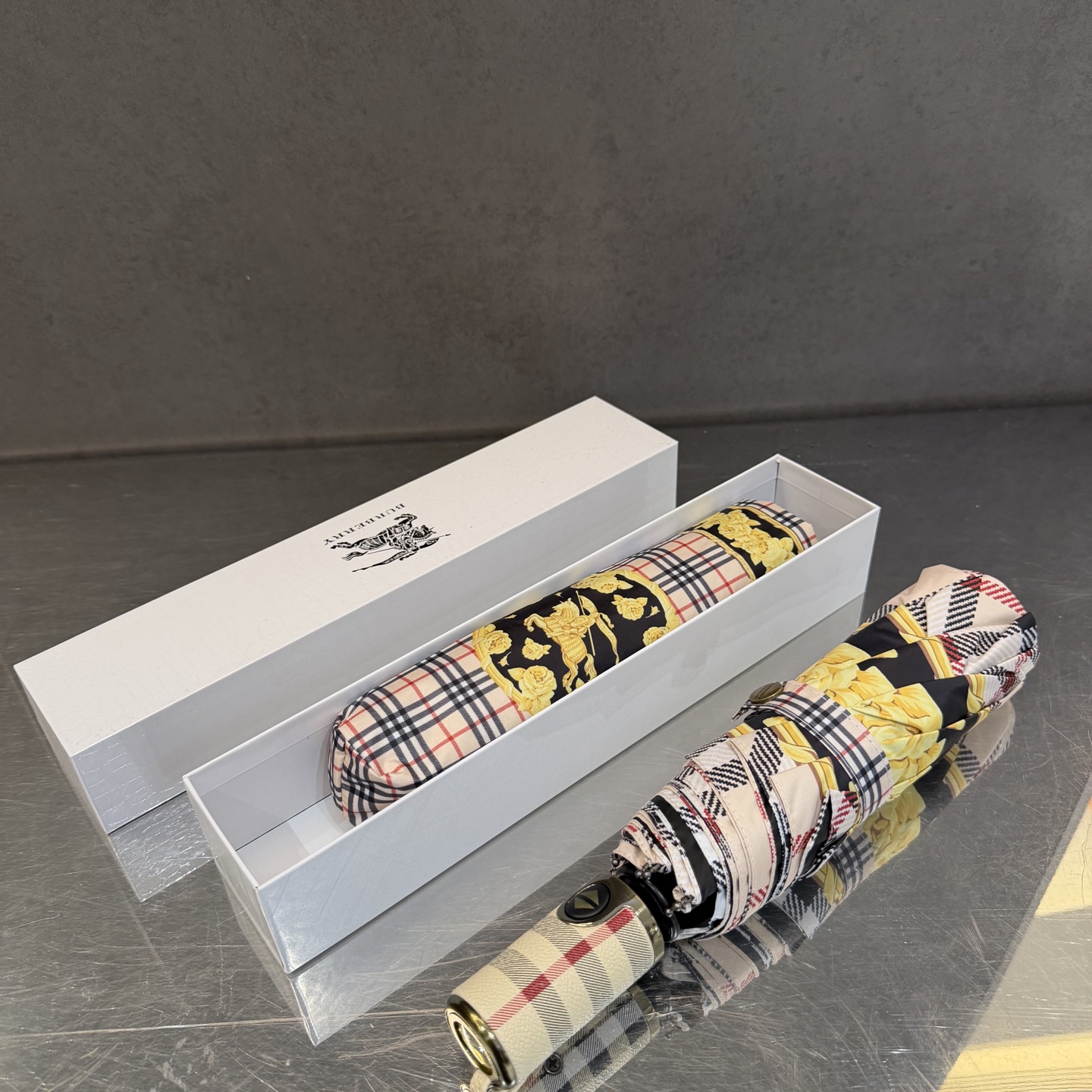 巴宝莉BURBERRY 三折防晒睛雨伞。。 2025夏季新款 全自动折叠晴雨伞 内里黑色涂层防晒有效阻隔