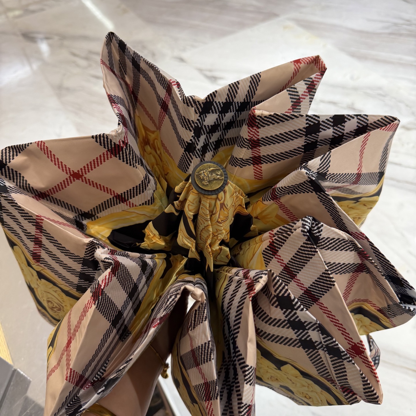 巴宝莉BURBERRY 三折防晒睛雨伞。。 2025夏季新款 全自动折叠晴雨伞 内里黑色涂层防晒有效阻隔