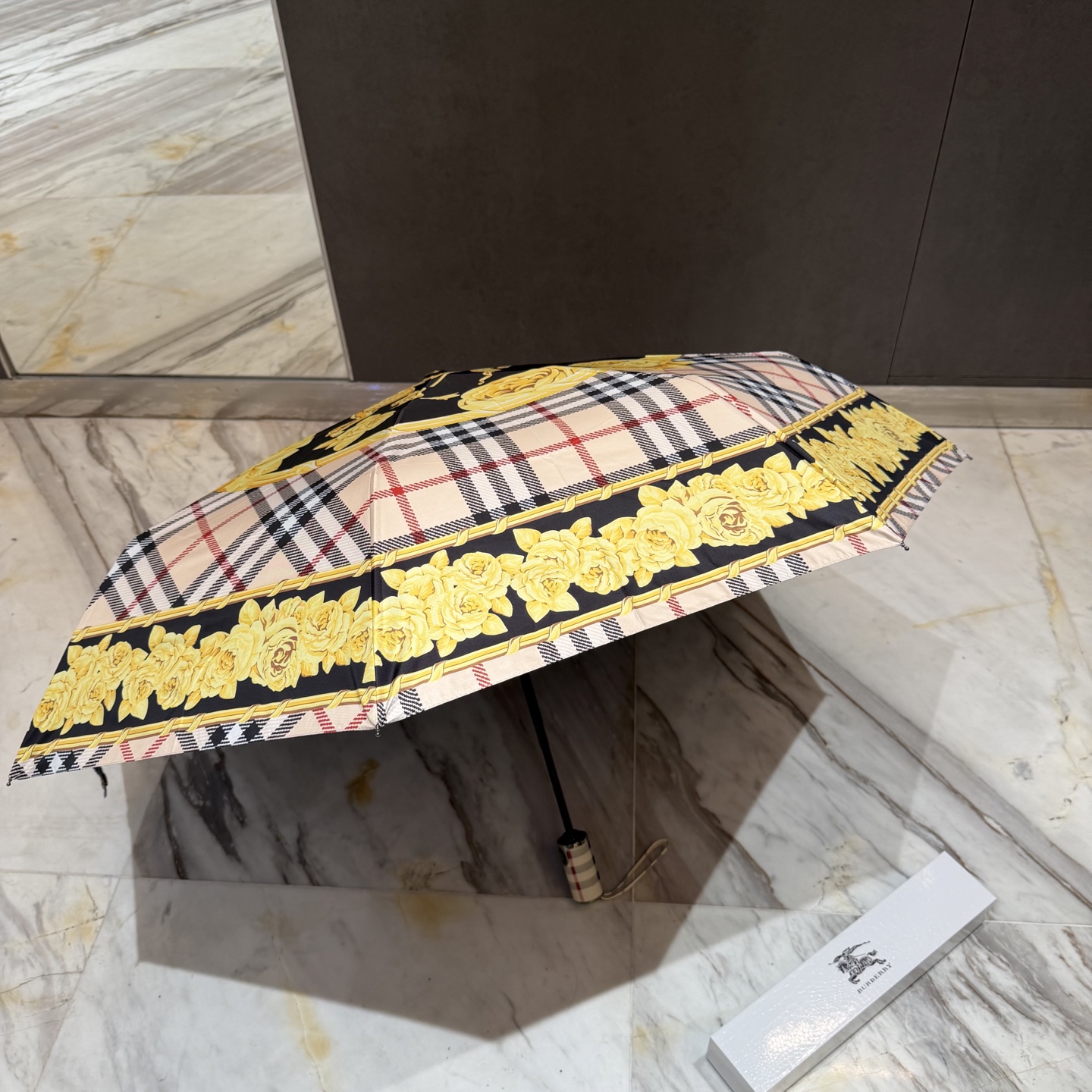 巴宝莉BURBERRY 三折防晒睛雨伞。。 2025夏季新款 全自动折叠晴雨伞 内里黑色涂层防晒有效阻隔