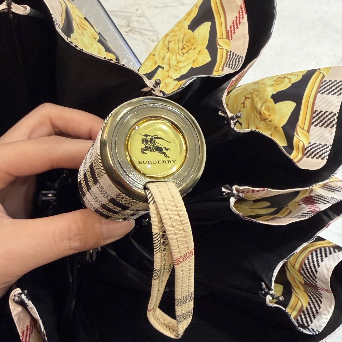 巴宝莉BURBERRY 三折防晒睛雨伞。。 2025夏季新款 全自动折叠晴雨伞 内里黑色涂层防晒有效阻隔