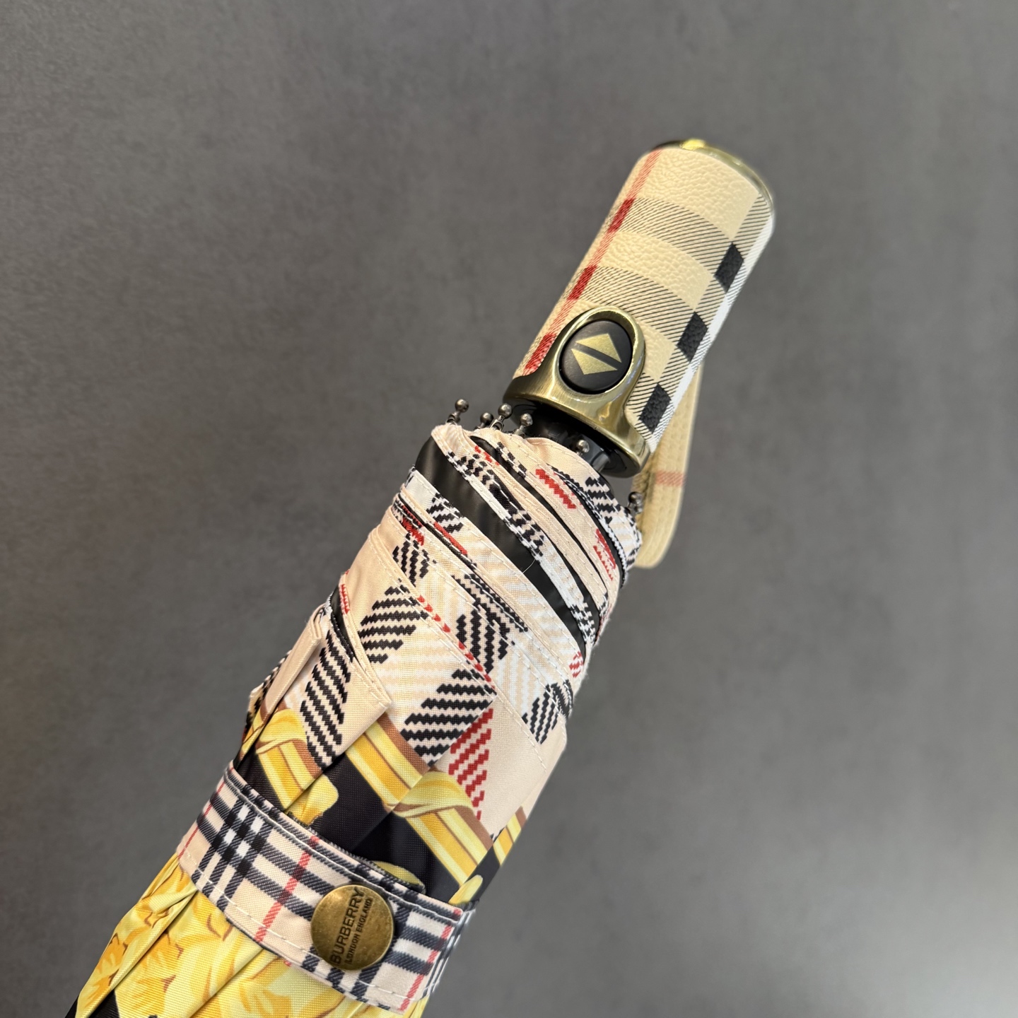 巴宝莉BURBERRY 三折防晒睛雨伞。。 2025夏季新款 全自动折叠晴雨伞 内里黑色涂层防晒有效阻隔