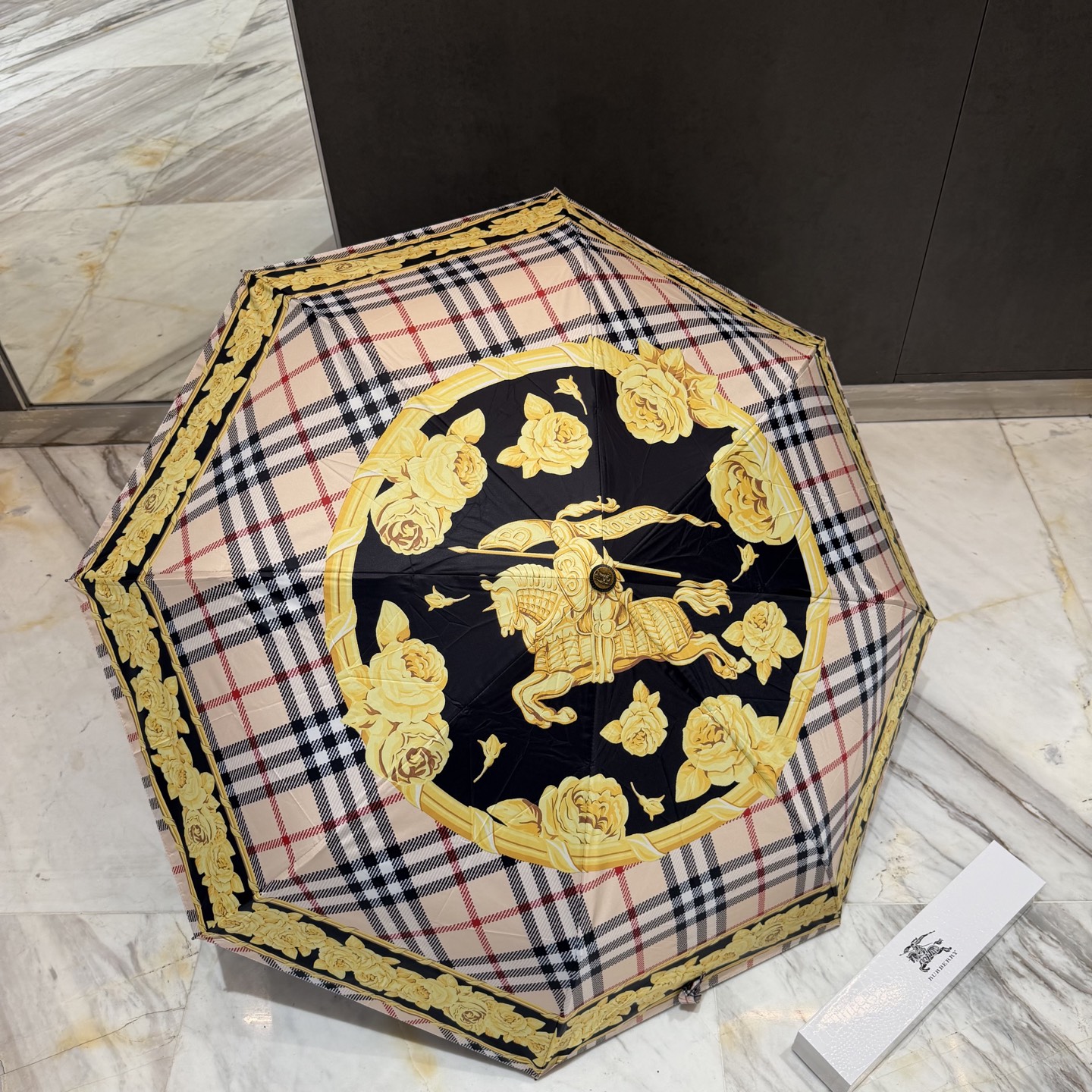 巴宝莉BURBERRY 三折防晒睛雨伞。。 2025夏季新款 全自动折叠晴雨伞 内里黑色涂层防晒有效阻隔