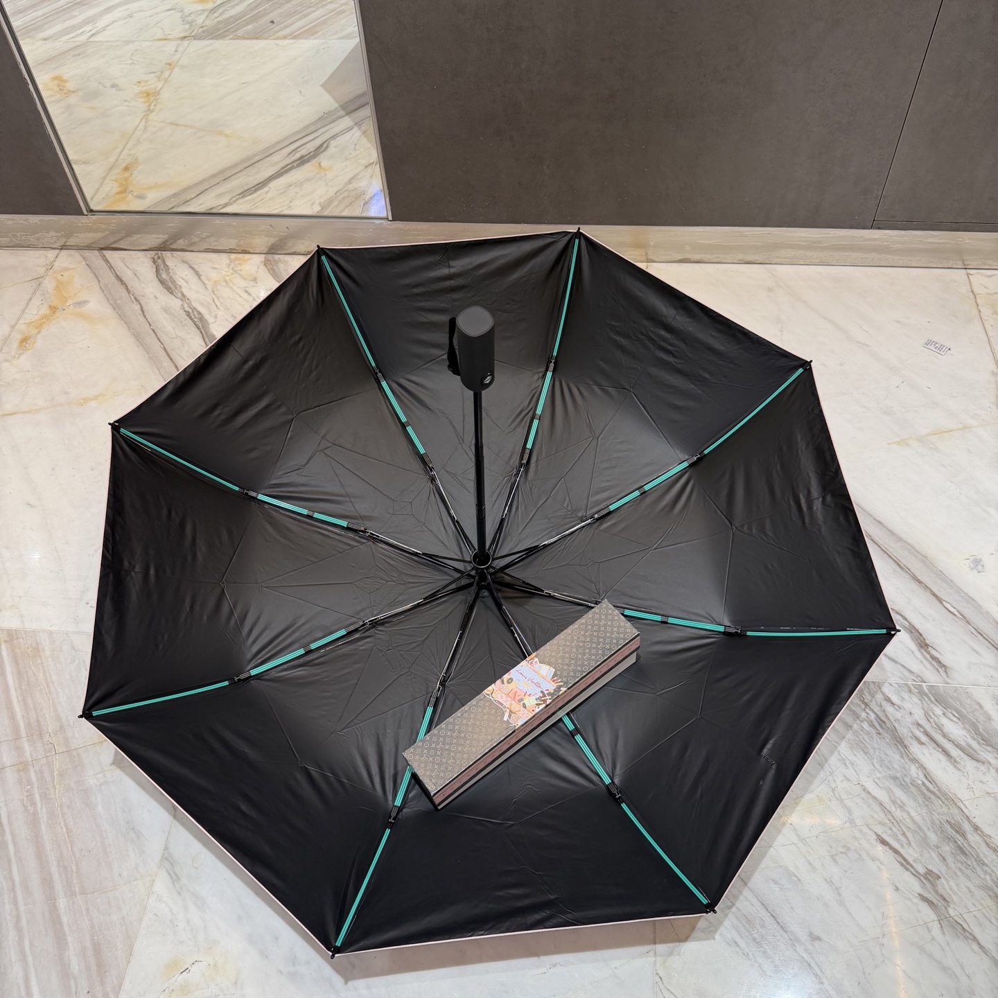 LV 路易威登三折防晒睛雨伞。。 夏季新款 全自动折叠晴雨伞 内里黑色涂层防晒有效阻隔紫外线99%，UP