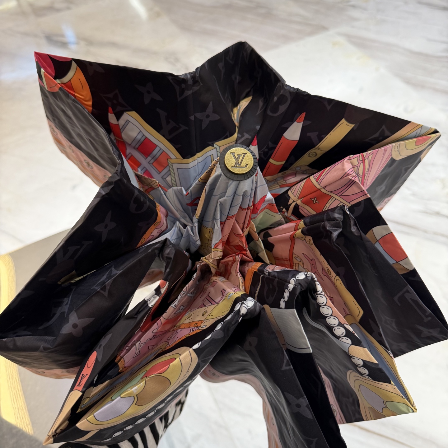 LV 路易威登三折防晒睛雨伞。。 夏季新款 全自动折叠晴雨伞 内里黑色涂层防晒有效阻隔紫外线99%，UP