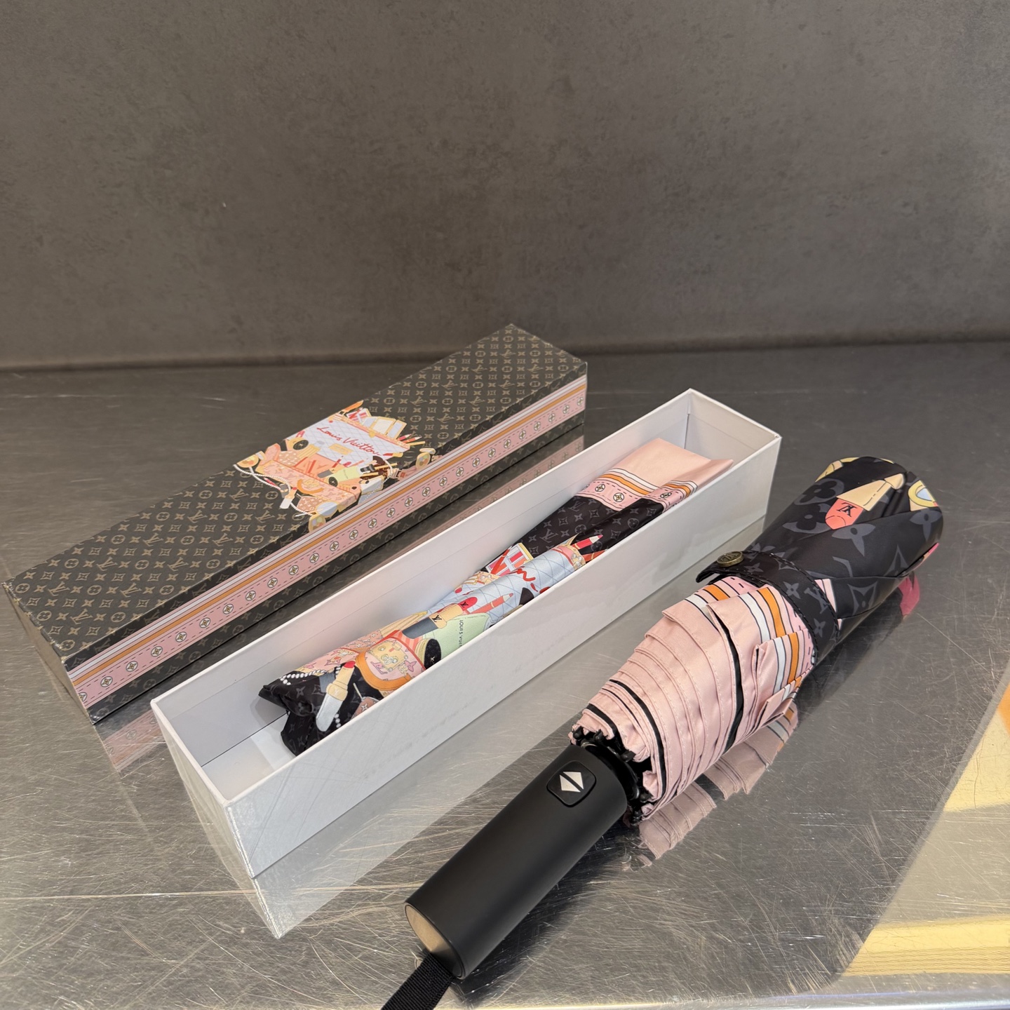 LV 路易威登三折防晒睛雨伞。。 夏季新款 全自动折叠晴雨伞 内里黑色涂层防晒有效阻隔紫外线99%，UP