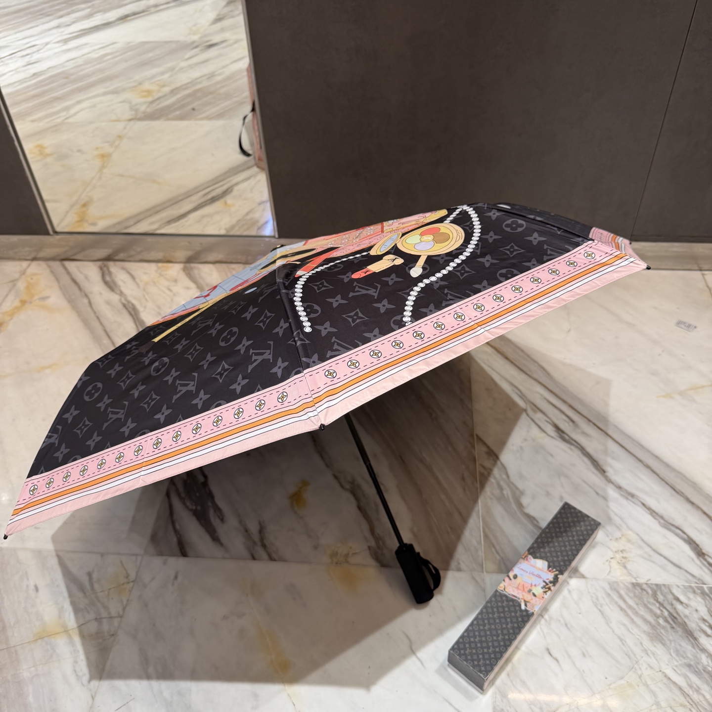LV 路易威登三折防晒睛雨伞。。 夏季新款 全自动折叠晴雨伞 内里黑色涂层防晒有效阻隔紫外线99%，UP